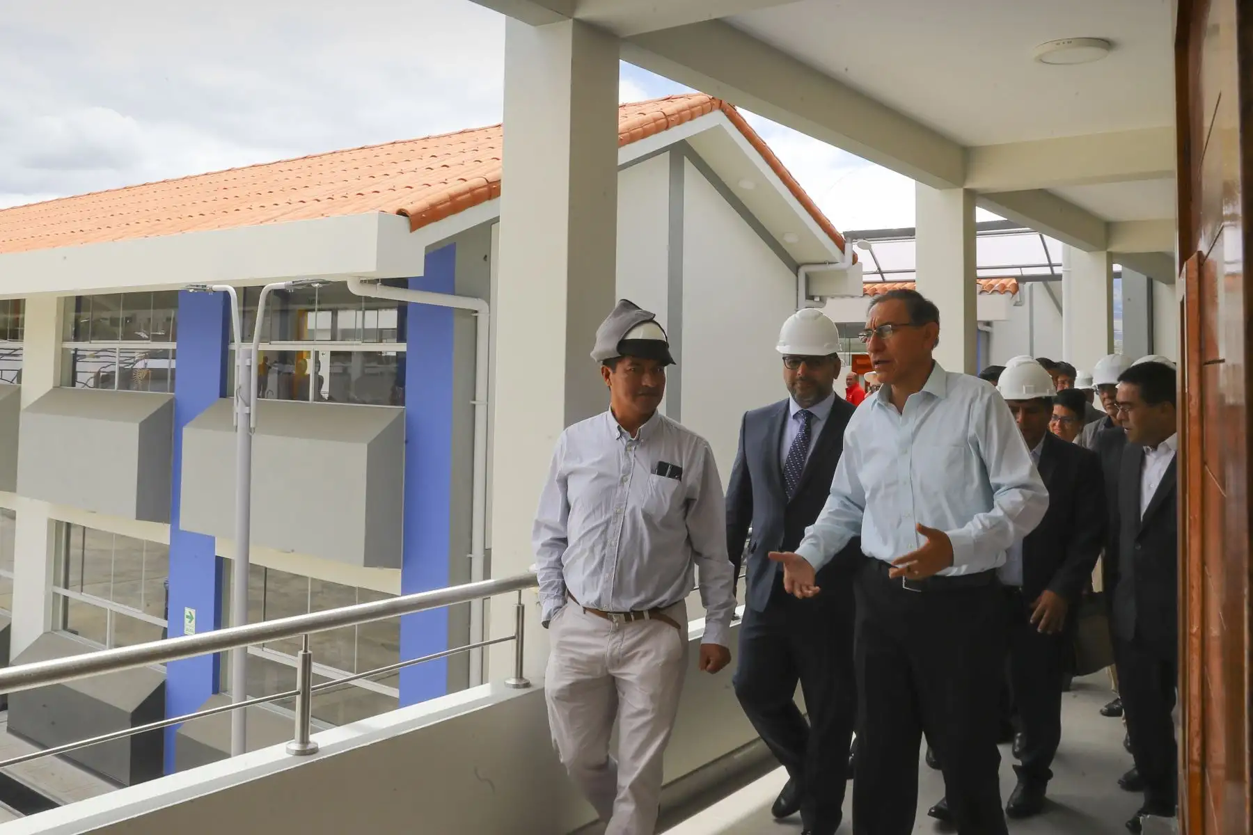 Jefe de Estado, Martín Vizcarra, inspecciona el avance de obras en el colegio Nuestra Señora de las Mercedes, en Huamanga (Ayacucho). Foto: ANDINA/Prensa Presidencia