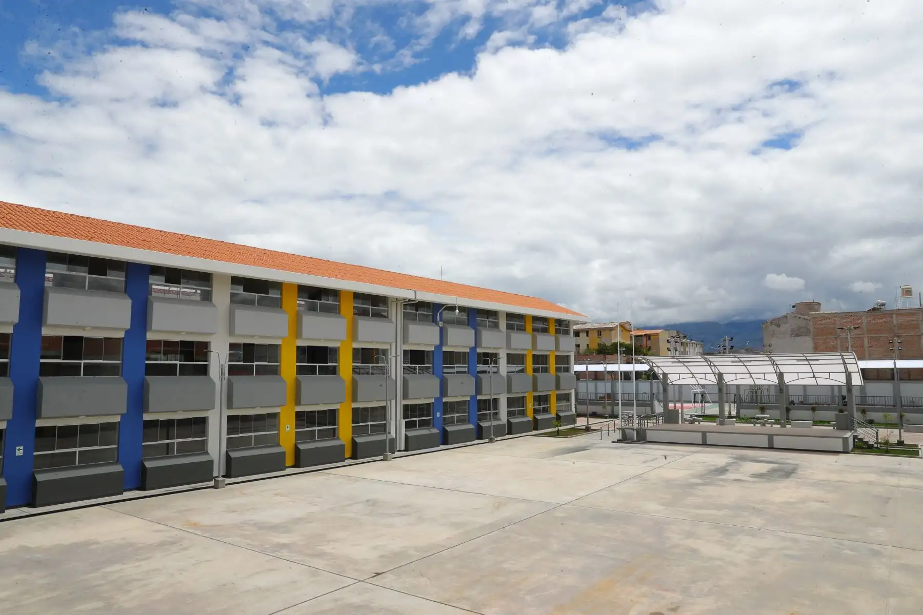 Jefe de Estado, Martín Vizcarra, inspecciona el avance de obras en el colegio Nuestra Señora de las Mercedes, en Huamanga (Ayacucho). Foto: ANDINA/Prensa Presidencia