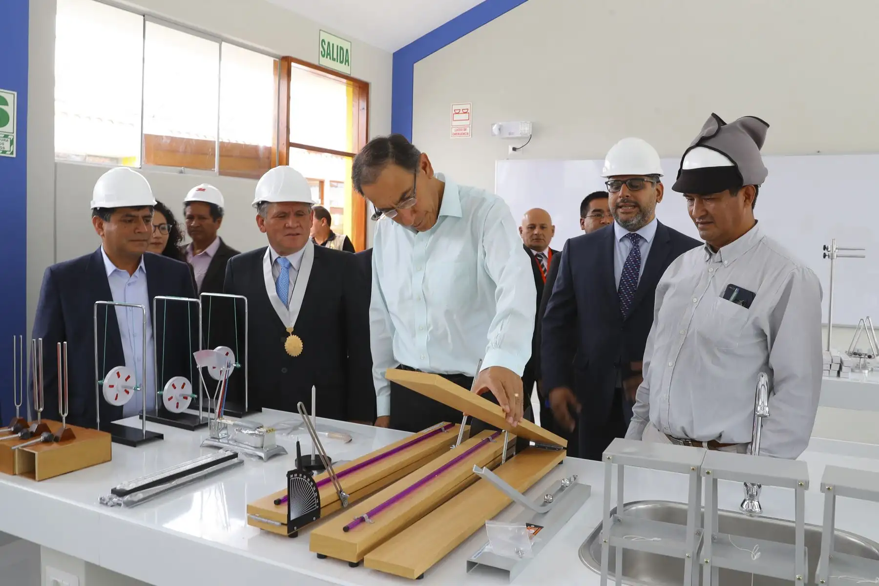 Jefe de Estado, Martín Vizcarra, inspecciona el avance de obras en el colegio Nuestra Señora de las Mercedes, en Huamanga (Ayacucho). Foto: ANDINA/Prensa Presidencia