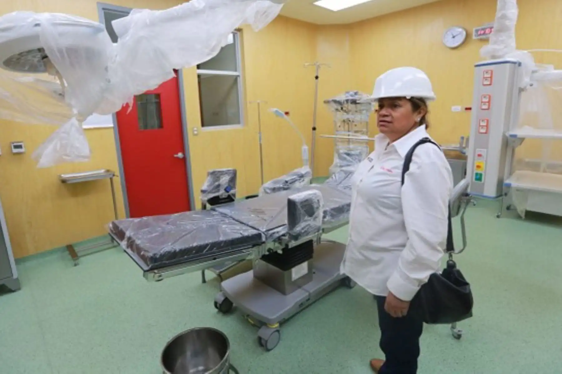 La ministra de Salud, Zulema Tomás, verificó los trabajos de acabado en los distintos ambientes del centro hospitalario.