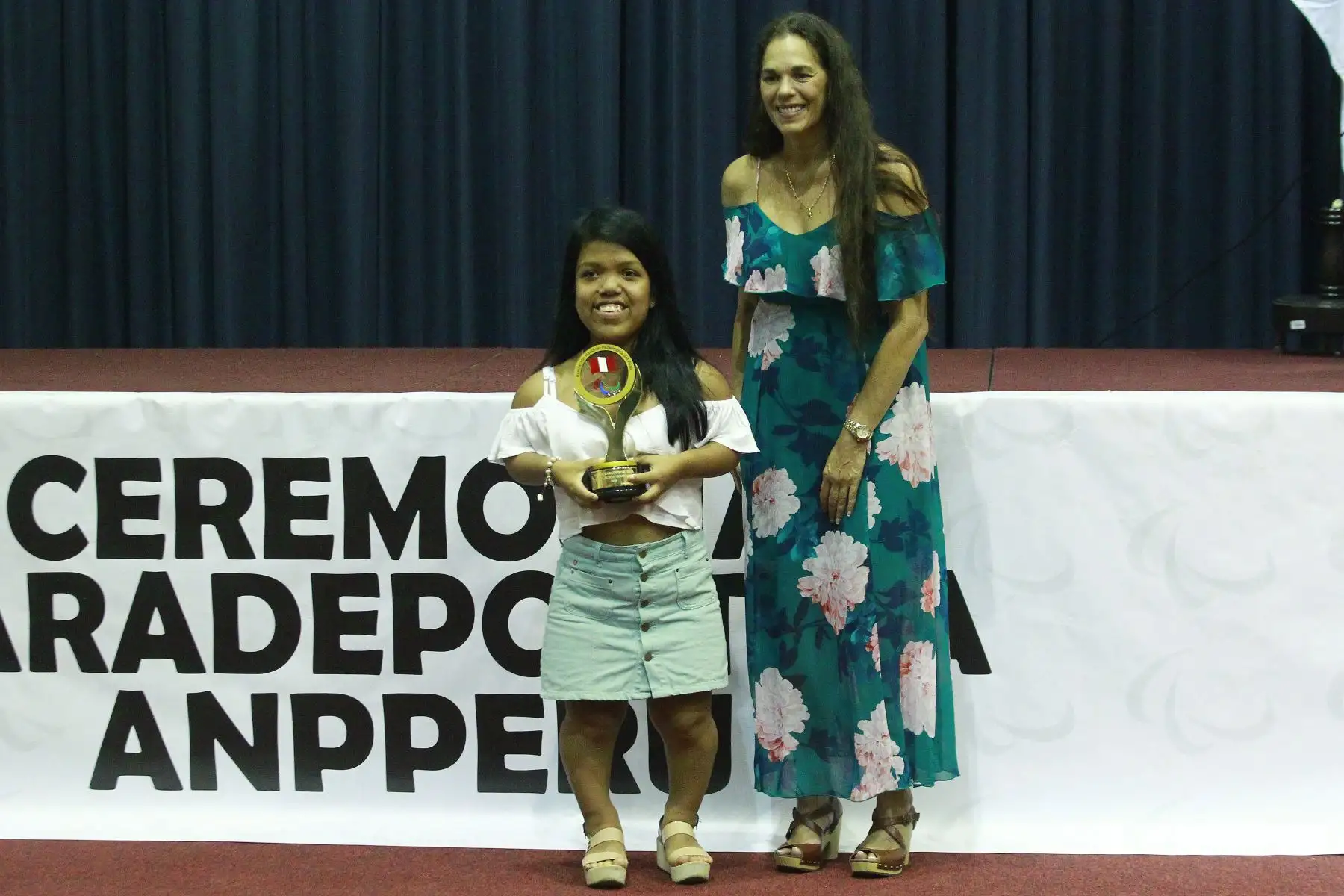 Asociación Nacional Paraolímpica del Perú premia a Rubi Fernandez en Bandigton. Foto: ANDINA/Eddy Ramos