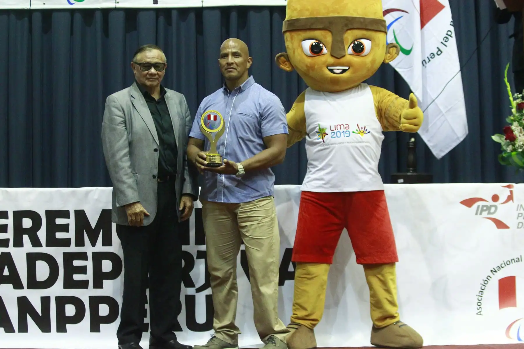 Asociación Nacional Paraolímpica del Perú premia a Carlos Felipa en Para Atletismo. Foto: ANDINA/Eddy Ramos