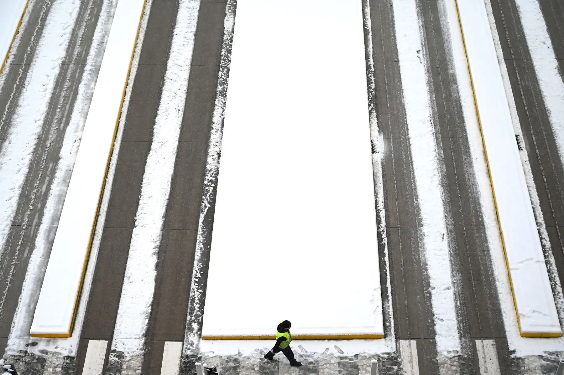 Un hombre camina por un estacionamiento cubierto de nieve en la terminal del Operador Internacional de Automóviles (ICO) en Zeebrugge (Foto por EMMANUEL DUNAND / AFP)

Foto: AFP