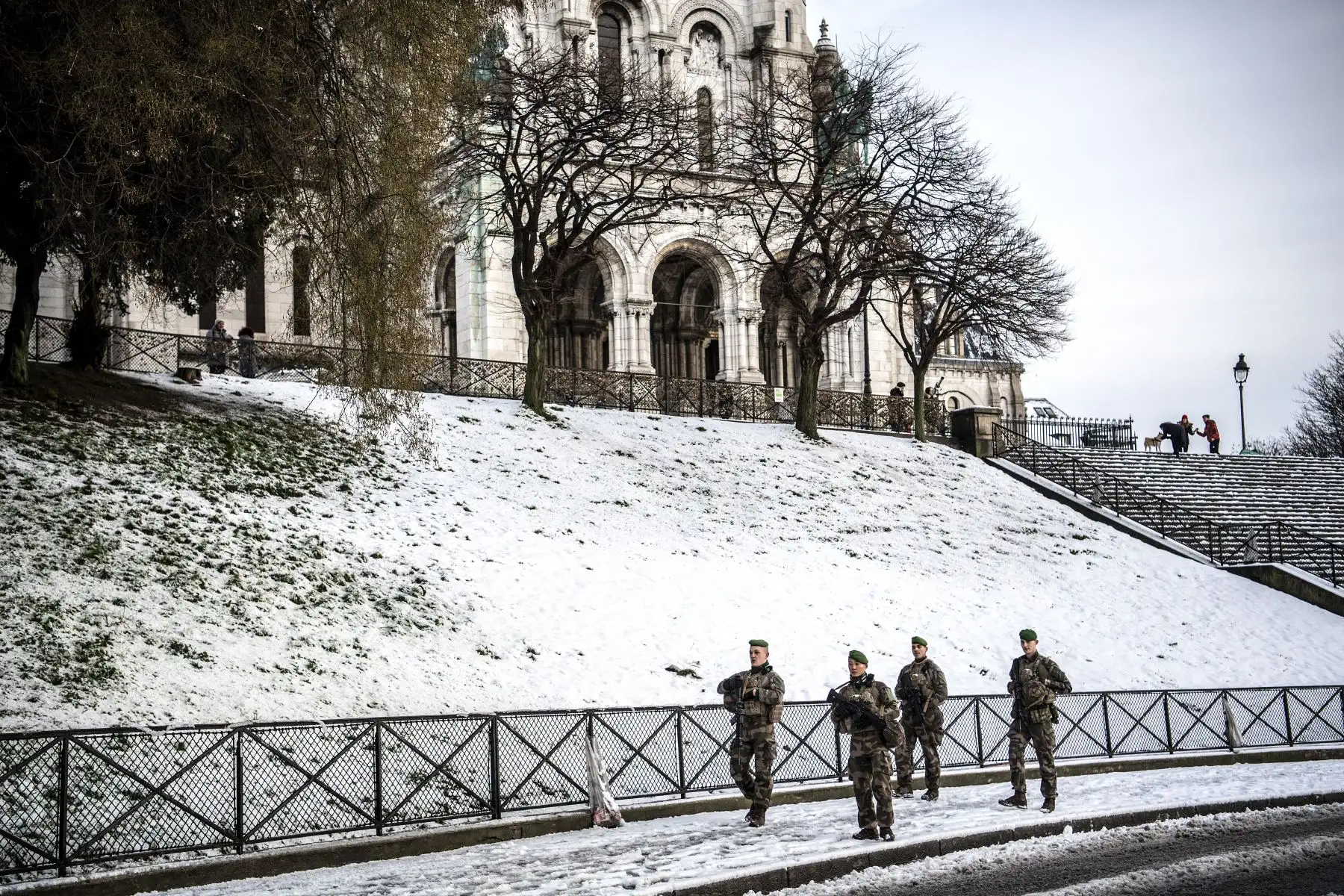 Soldados franceses de la operación de seguridad Sentinelle patrullan en la acera cubierta de nieve fuera de la Basílica Sacre-Coeur en la colina de Montmartre en París (Foto de Christophe ARCHAMBAULT / AFP)

Foto: AFP