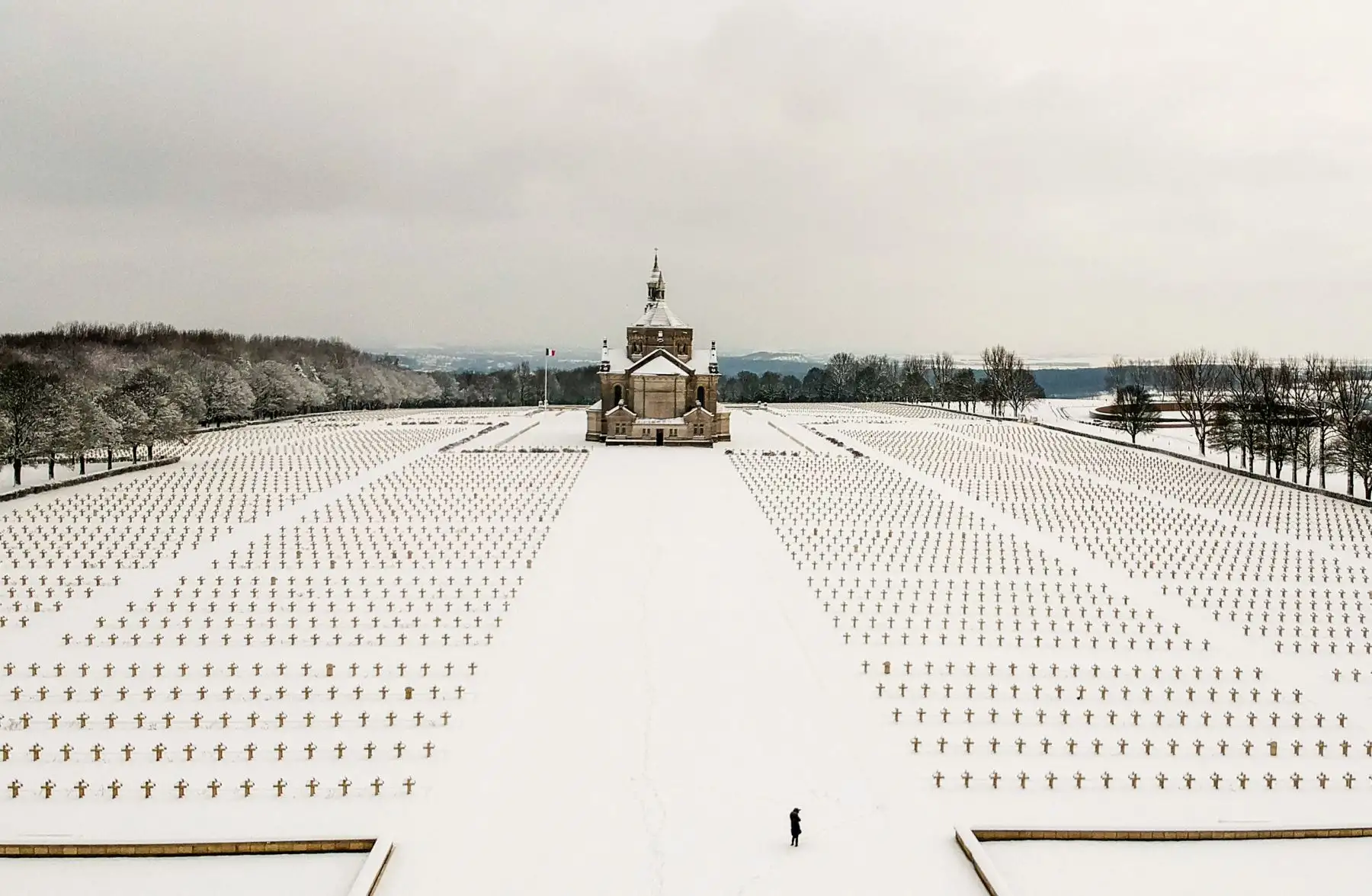 Fotografía aérea muestra el cementerio militar de la Primera Guerra Mundial de Notre Dame de Lorette, cubierto de nieve, en el norte de Francia. (Foto por DENIS CHARLET / AFP)