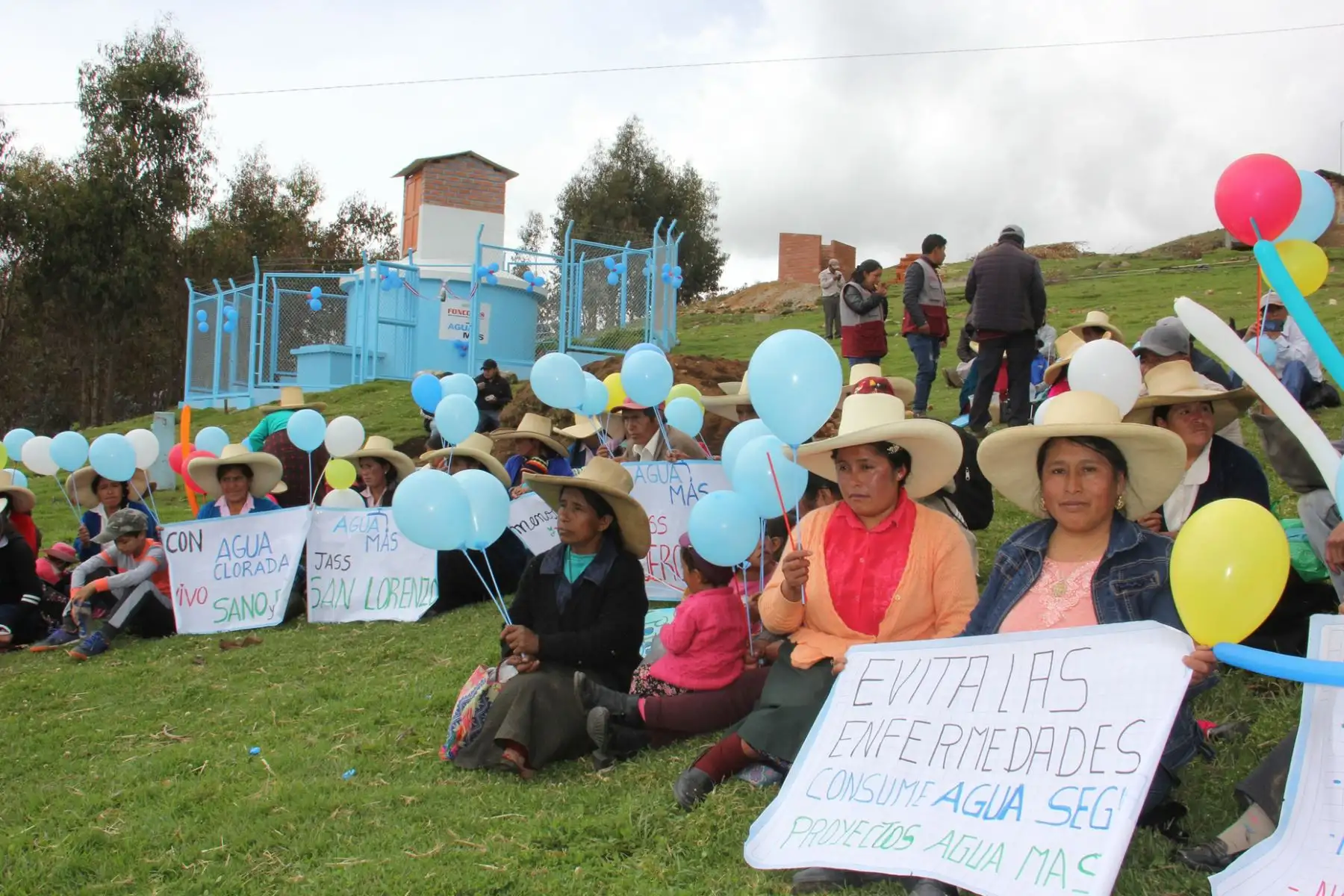 Pobladores de Curgos, en La Libertad, combaten la anemia con agua clorada.