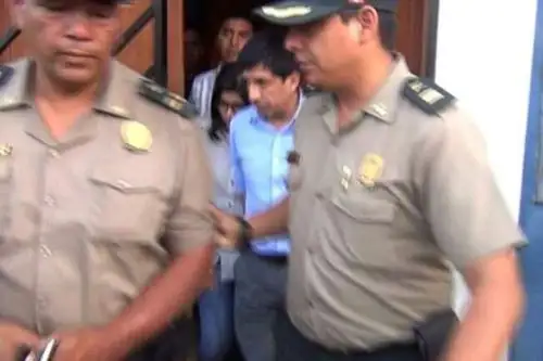 Juez Richard Concepción Carhuancho se reencontró con su hija menor en la comisaría de Villa María, en Chimbote. ANDINA