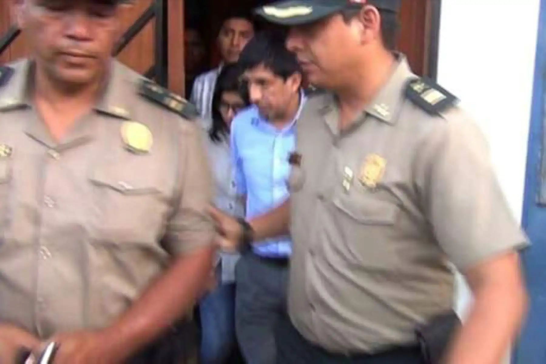 Juez Richard Concepción Carhuancho se reencontró con su hija menor en la comisaría de Villa María, en Chimbote. ANDINA