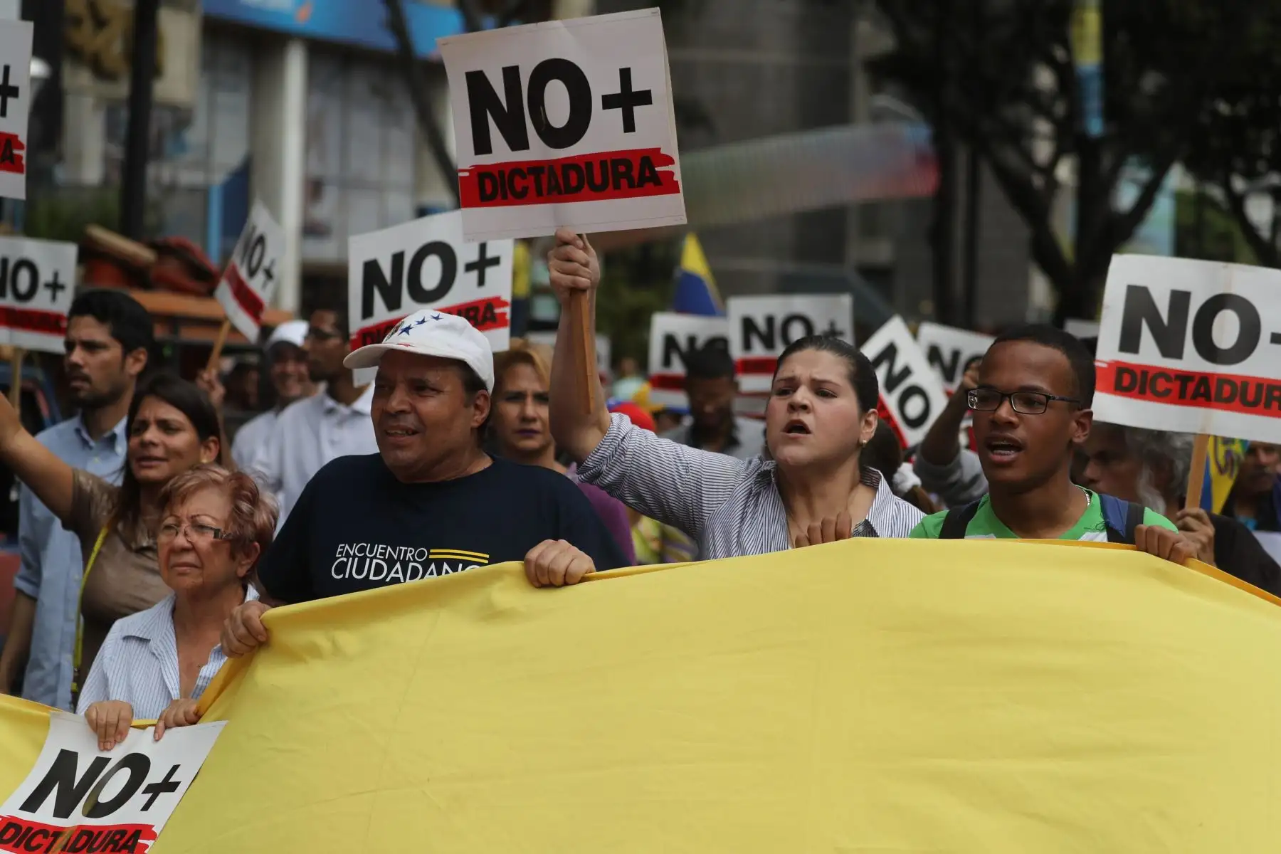 Opositores venezolanos participan en una manifestación para exigir el fin de la crisis y en respaldo a la Presidencia interina de Juan Guaidó, este miércoles, en Caracas (Venezuela). EFE/ Miguel Gutiérrez