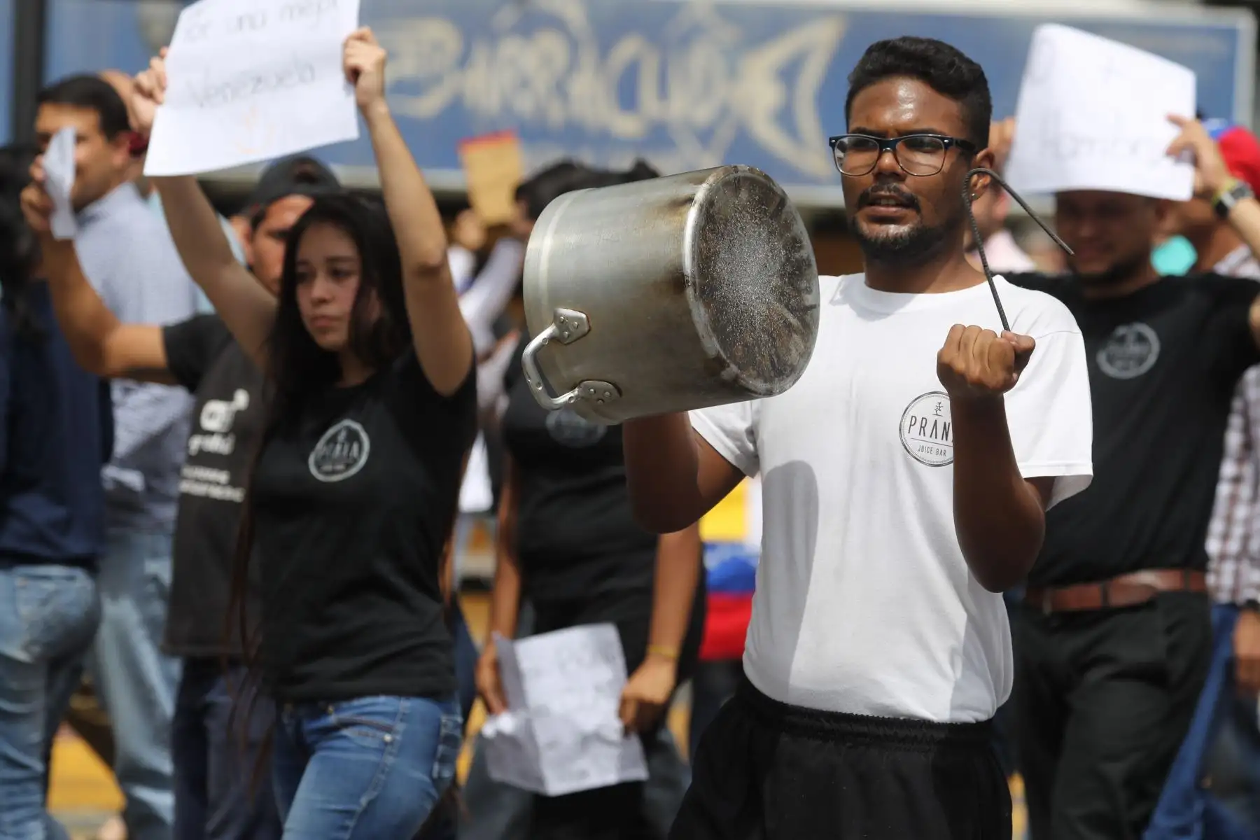 Opositores venezolanos participan en una manifestación para exigir el fin de la crisis y en respaldo a la Presidencia interina de Juan Guaidó, este miércoles, en Caracas (Venezuela). EFE/ Miguel Gutiérrez