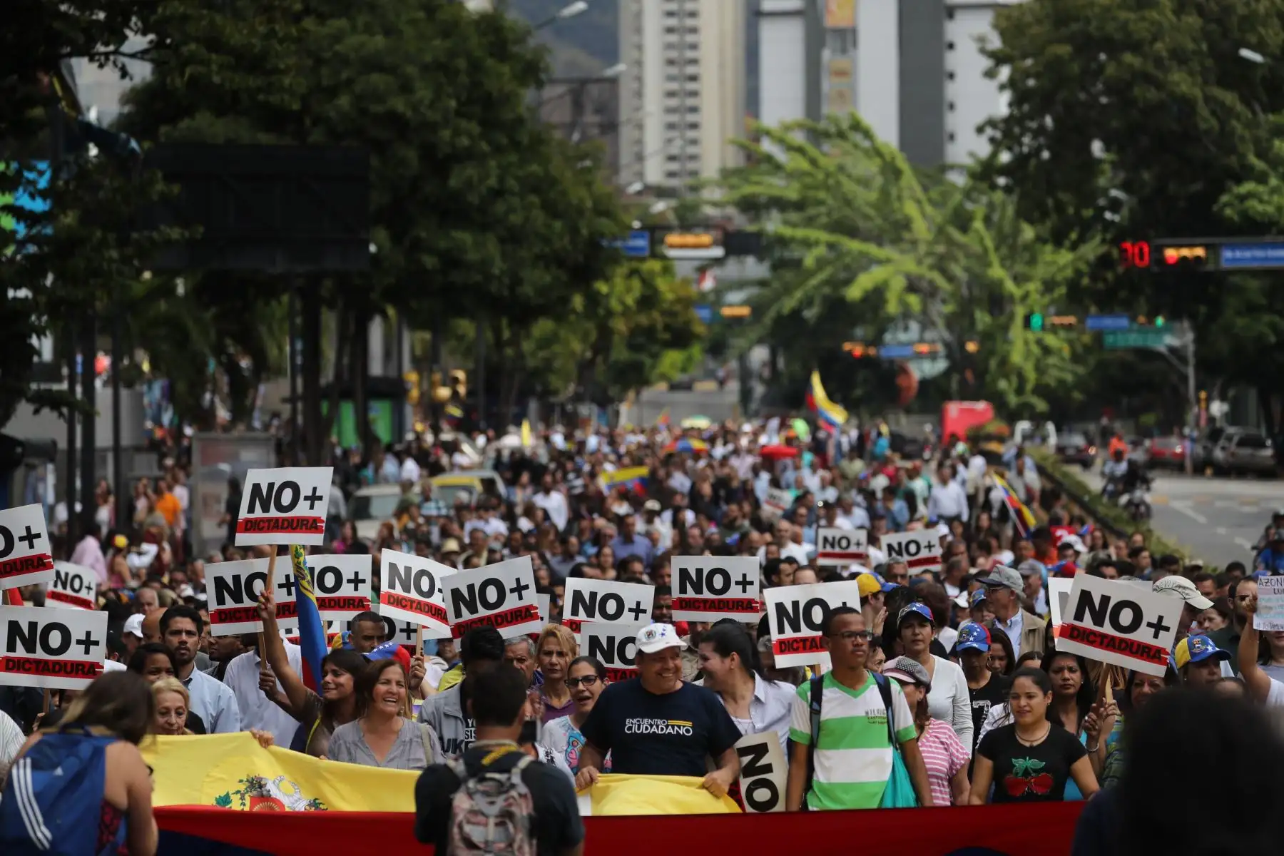 Opositores venezolanos participan en una manifestación para exigir el fin de la crisis y en respaldo a la Presidencia interina de Juan Guaidó, este miércoles, en Caracas (Venezuela). EFE/ Miguel Gutiérrez
