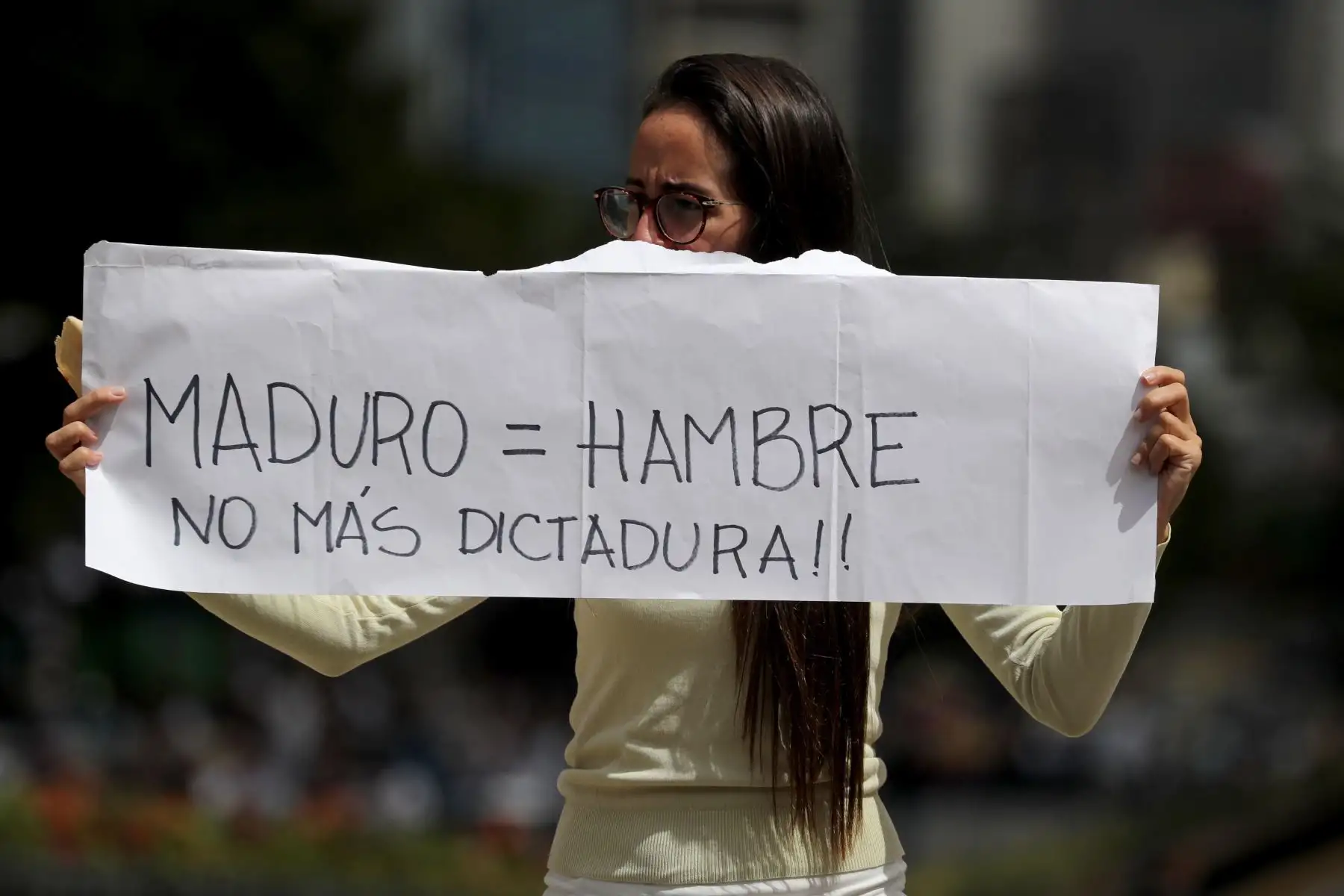 Opositores venezolanos participan en una manifestación para exigir el fin de la crisis y en respaldo a la Presidencia interina de Juan Guaidó, este miércoles, en Caracas (Venezuela). EFE/ Miguel Gutiérrez