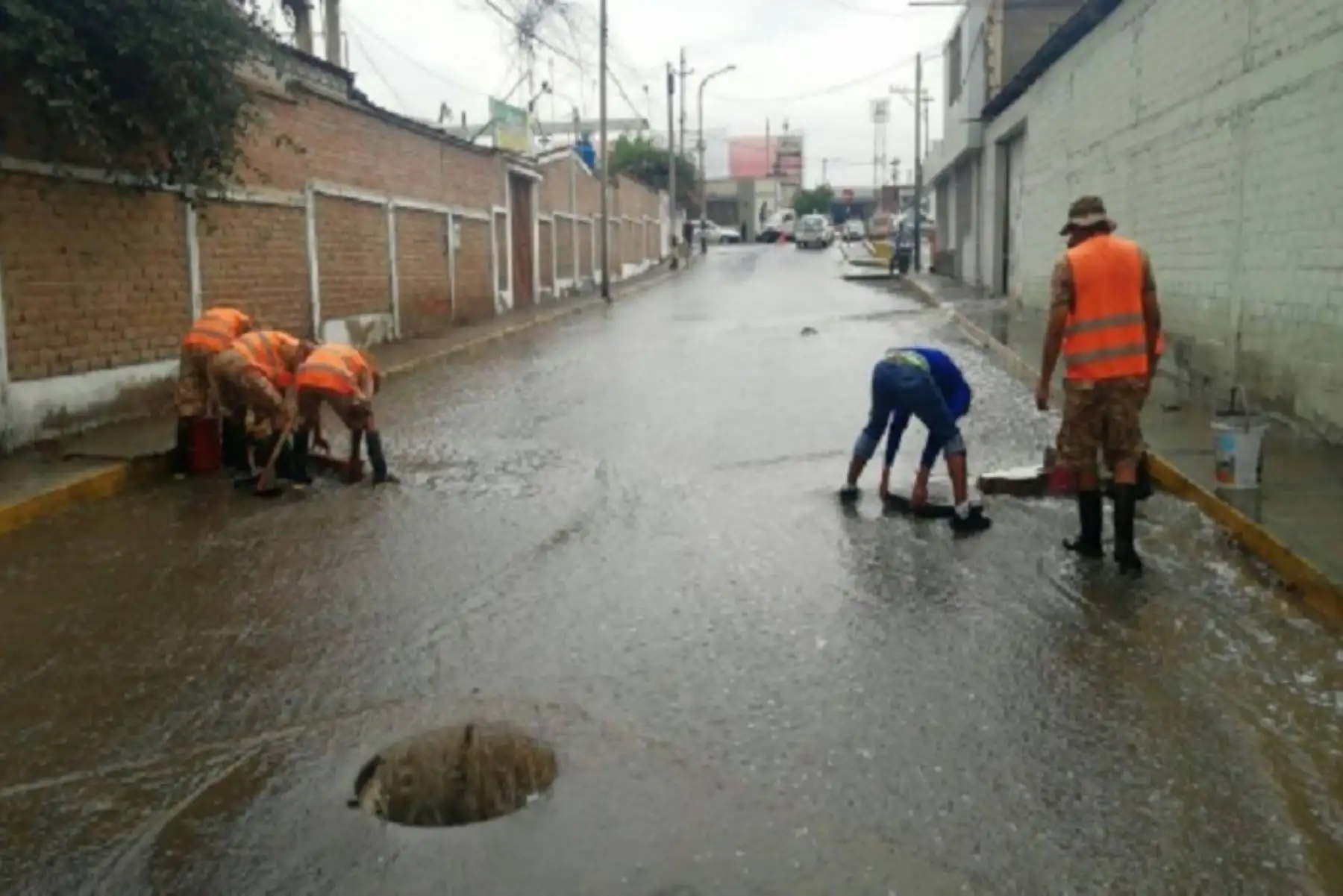 Lluvias intensas provocaron en la víspera la inundación de al menos 120 viviendas y afectación del sistema de alcantarillado en el distrito y provincia de Tacna, informó el Instituto Nacional de Defensa Civil (Indeci).ANDINA/Difusión
