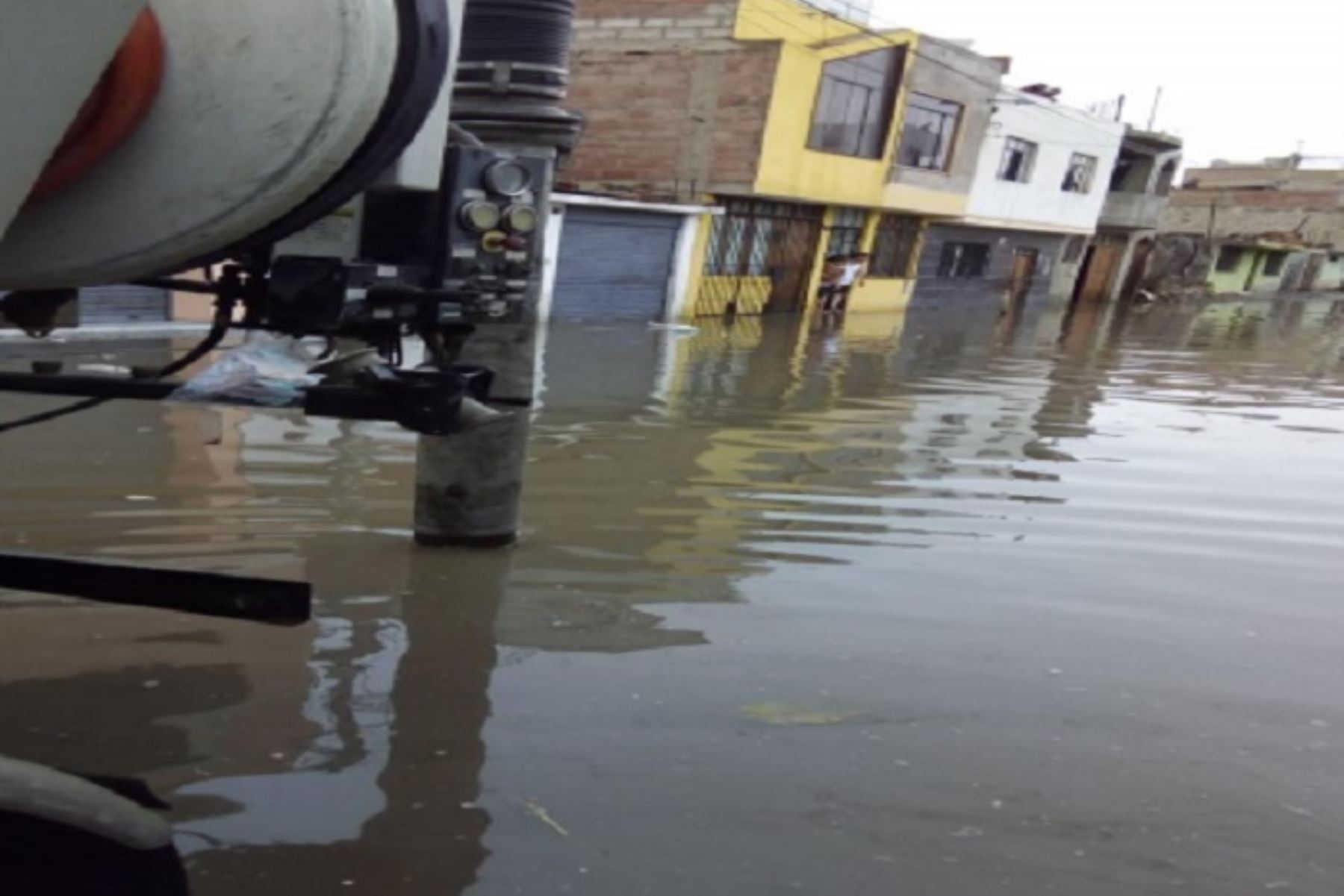 Lluvias intensas provocaron en la víspera la inundación de al menos 120 viviendas y afectación del sistema de alcantarillado en el distrito y provincia de Tacna, informó el Instituto Nacional de Defensa Civil (Indeci).