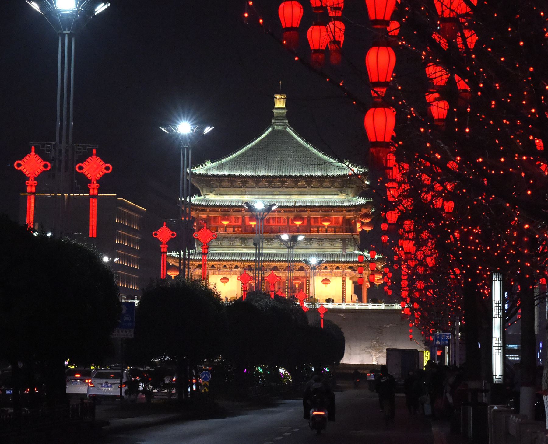 SHAANXI, (Xinhua) -- Imagen de una vista nocturna del Campanario en Xi