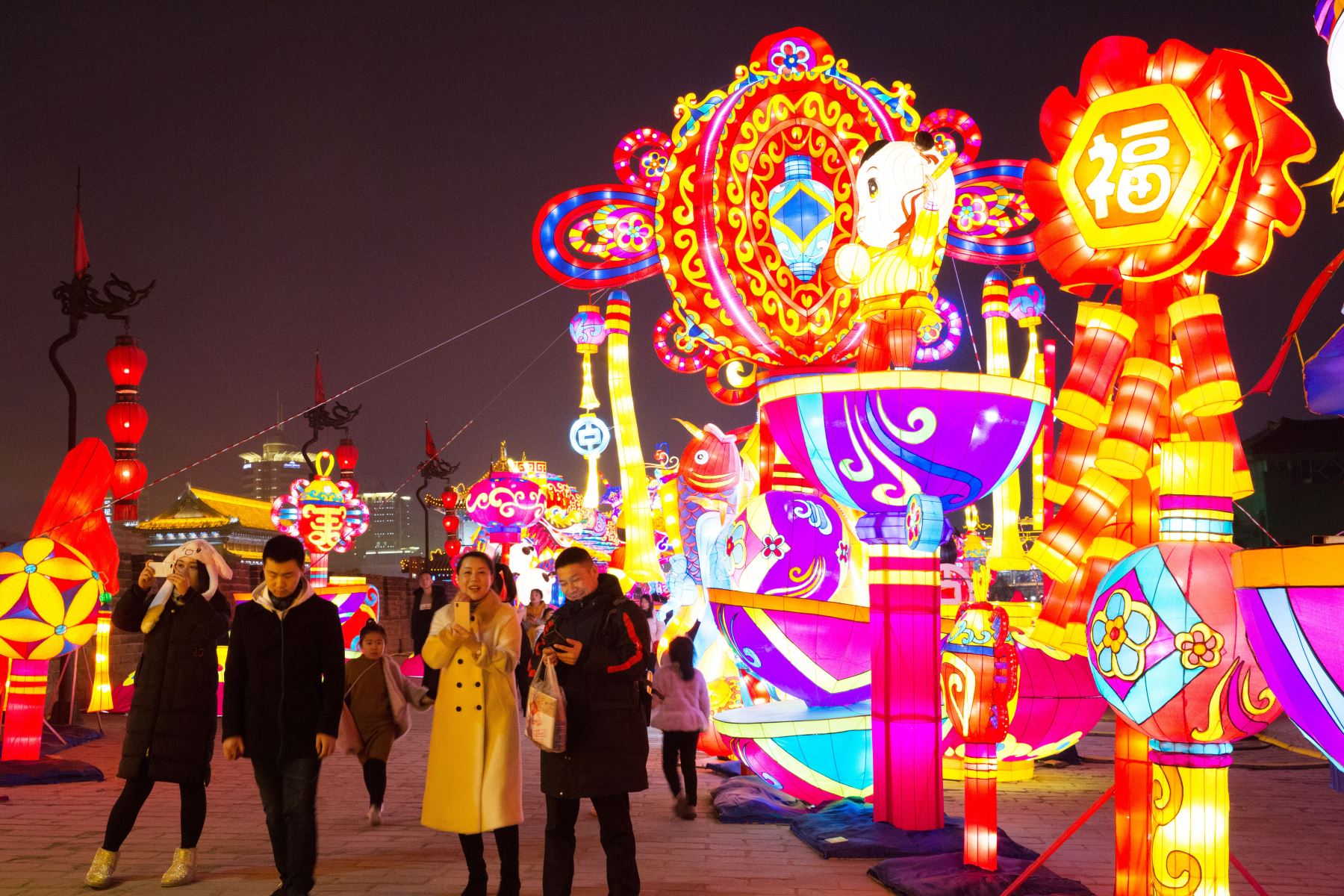 SHAANXI, (Xinhua) -- Imagen de una vista de las linternas durante un espectáculo de luz en Xi