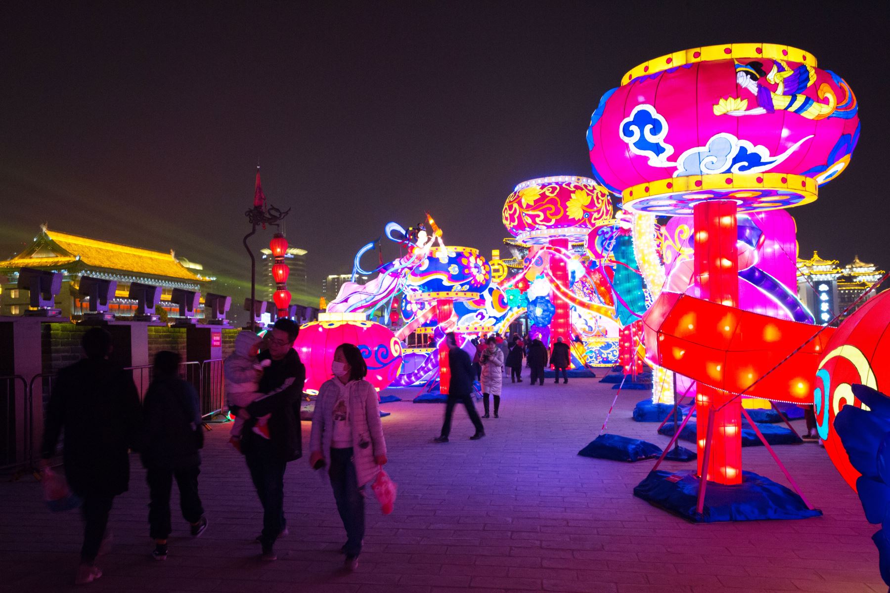 SHAANXI, (Xinhua) -- Imagen de una vista de las linternas durante un espectáculo de luz en Xi