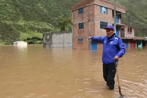 A consecuencia de las fuertes lluvias que se presentaron desde la tarde de ayer y se prolongaron hasta la madrugada del hoy miércoles, se produjo el desborde de un canal y las aguas desfogaron hacia las viviendas y las instituciones educativas ubicadas en la comunidad campesina San Juan Baños de Rabí.