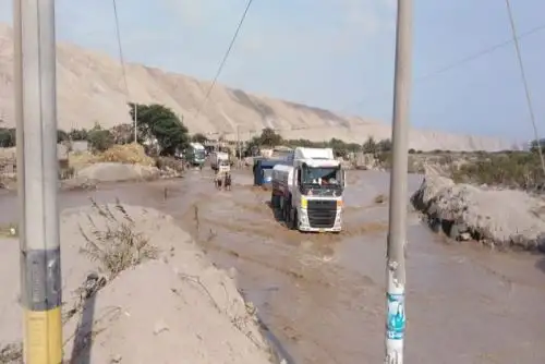 Se restableció de forma restringida el tránsito vehicular en el kilómetro 755.5 de la carretera Panamericana Sur, a la altura del sector de Pescadores, en la región Arequipa, que quedó afectada por el desborde del río Pescadores, cuyo caudal se incrementó debido a las intensas precipitaciones pluviales. Foto: Policía de Carreteras.