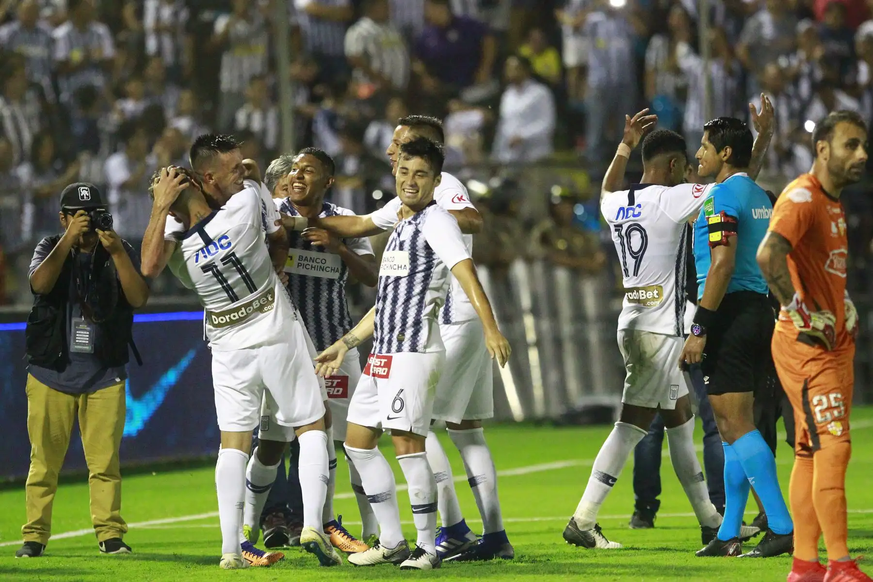 Club Alianza Lima ganó 3 a 0 ante Barcelona FC en la presentación de su plantel versión 2019 en la llamada  "Noche Blanquiazul". Foto: ANDINA/Eddy Ramos.