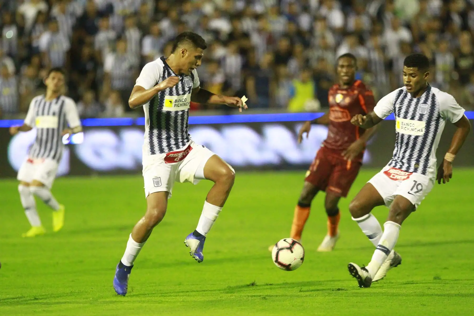 Club Alianza Lima ganó 3 a 0 ante Barcelona FC en la presentación de su plantel versión 2019 en la llamada  "Noche Blanquiazul". Foto: ANDINA/Eddy Ramos.