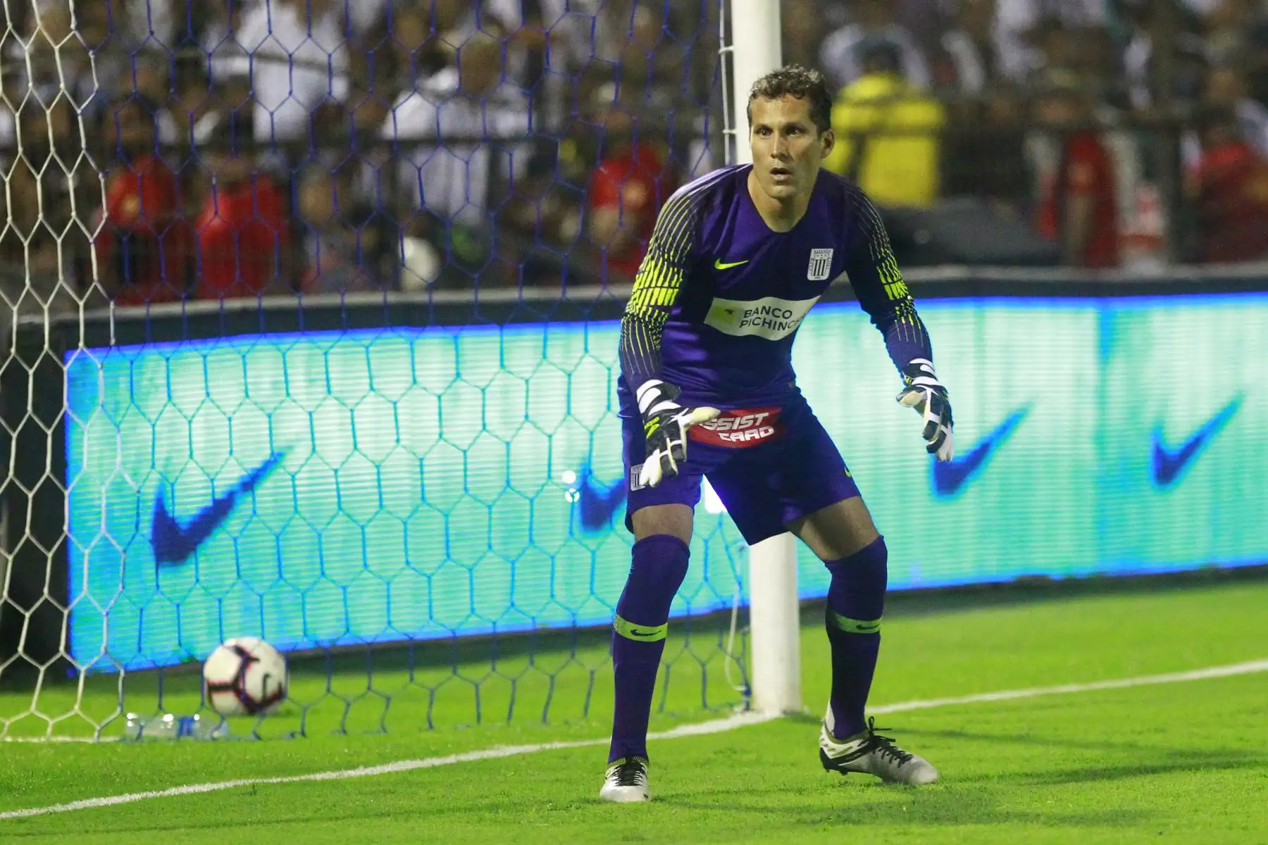 Leao Butron en partido disputado  ante Barcelona SC de Ecuador  en la llamada "Noche Blanquiazul" .Foto: ANDINA/Eddy Ramos