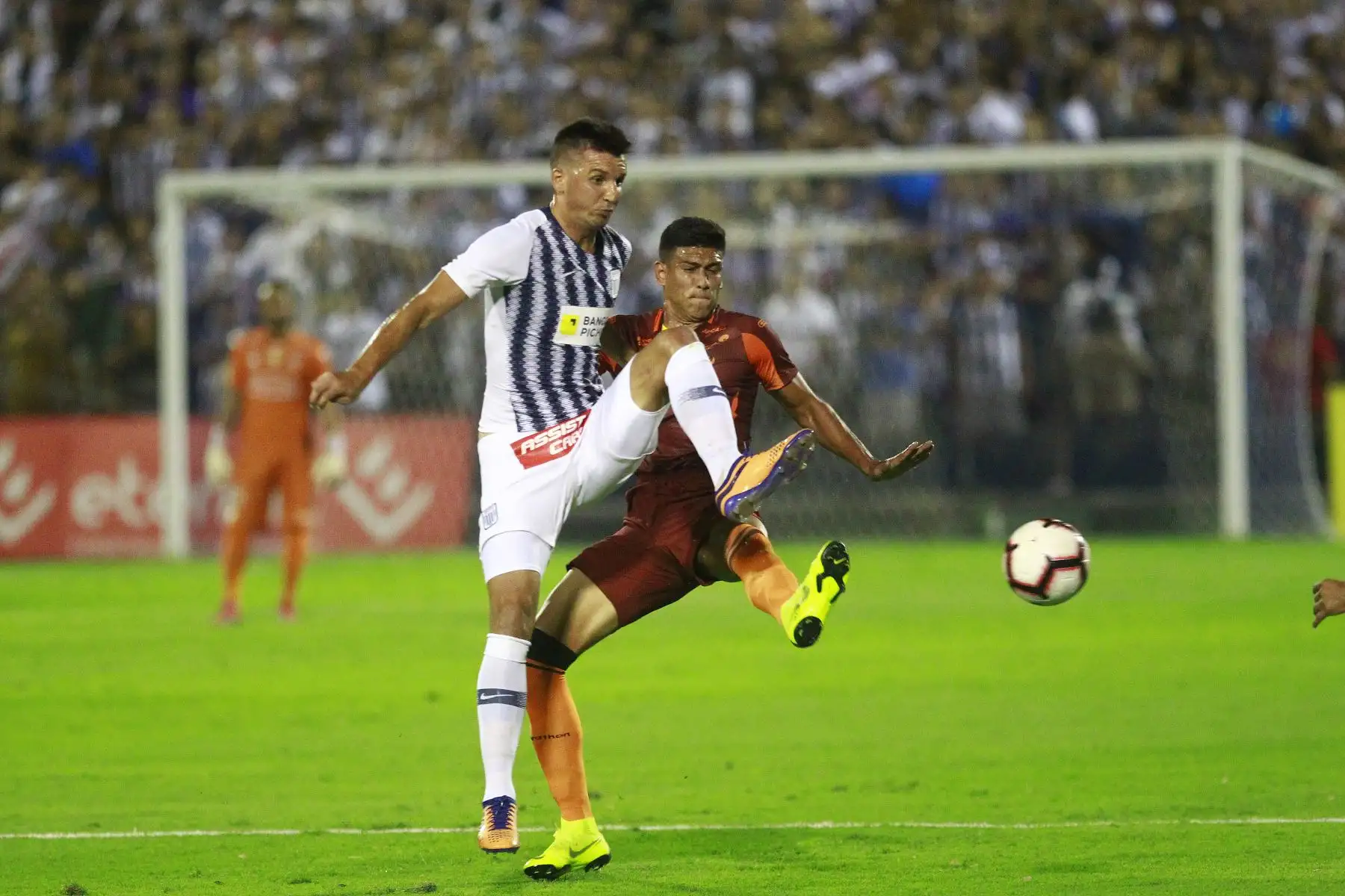 Club Alianza Lima ganó 3 a 0 ante Barcelona FC en la presentación de su plantel versión 2019 en la llamada  "Noche Blanquiazul". Foto: ANDINA/Eddy Ramos.