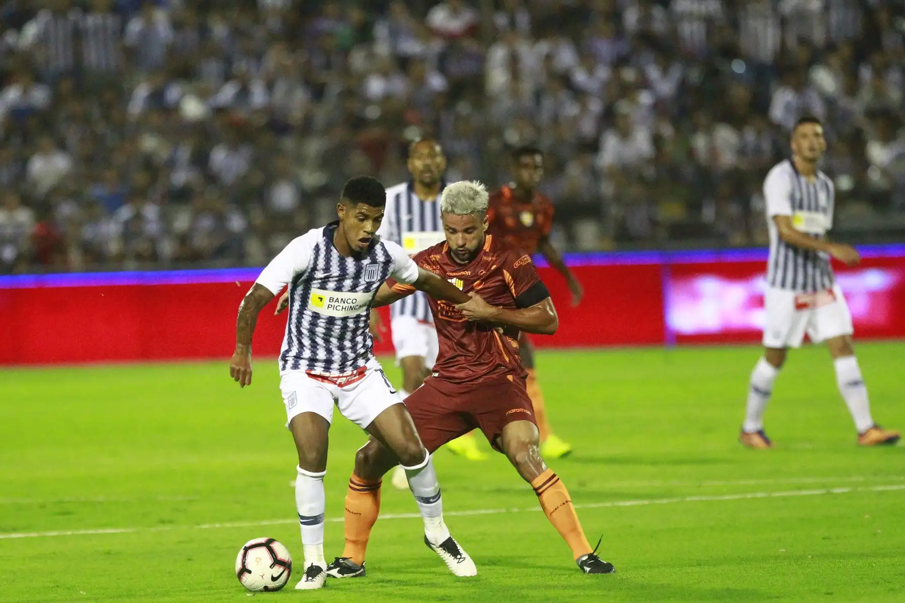 Club Alianza Lima ganó 3 a 0 ante Barcelona FC en la presentación de su plantel versión 2019 en la llamada  "Noche Blanquiazul". Foto: ANDINA/Eddy Ramos.