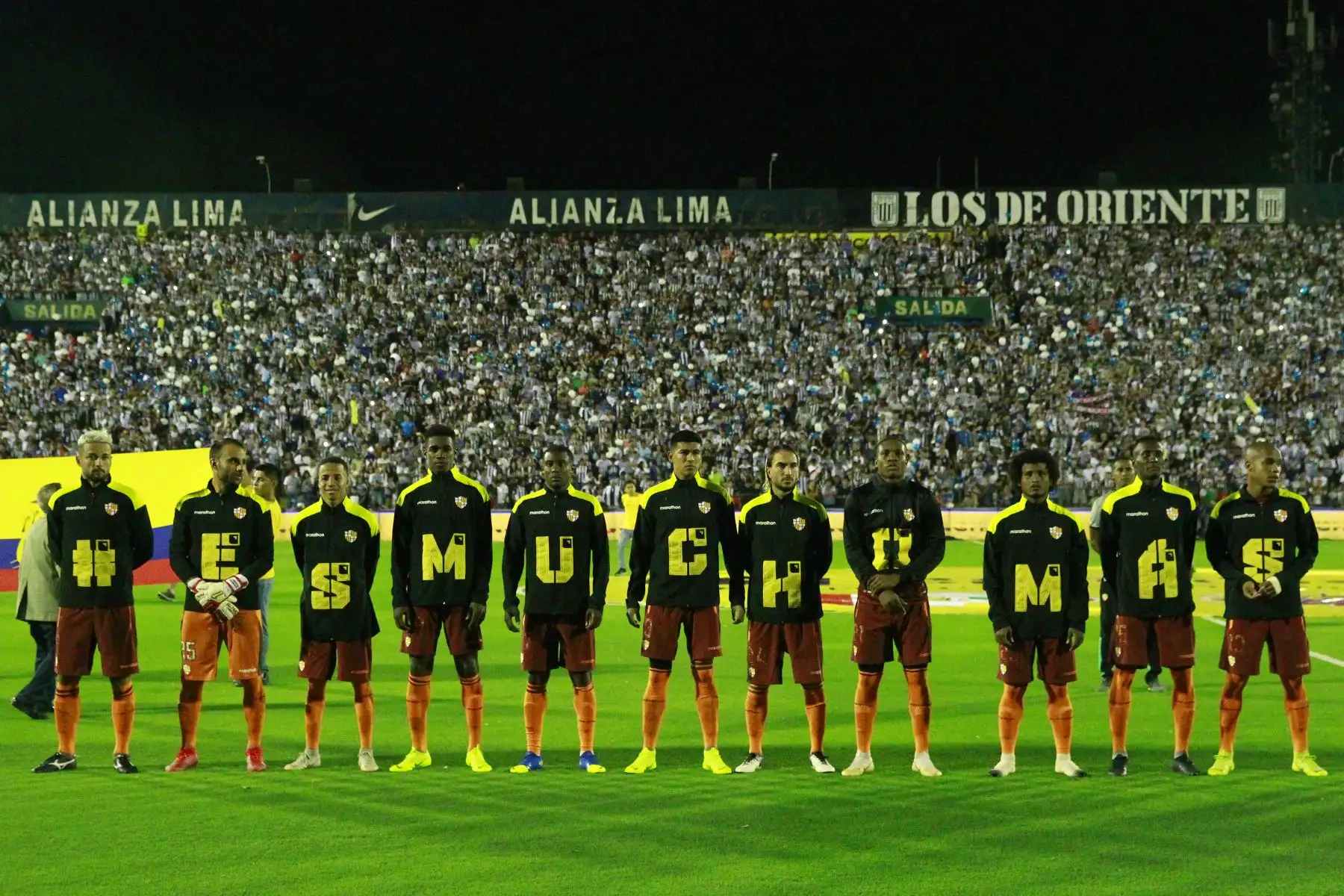 Barcelona SC de Ecuador se disputa un partido de futbol con Alianza Lima en la llamada "Noche Blanquiazul".Foto: ANDINA/Eddy Ramos