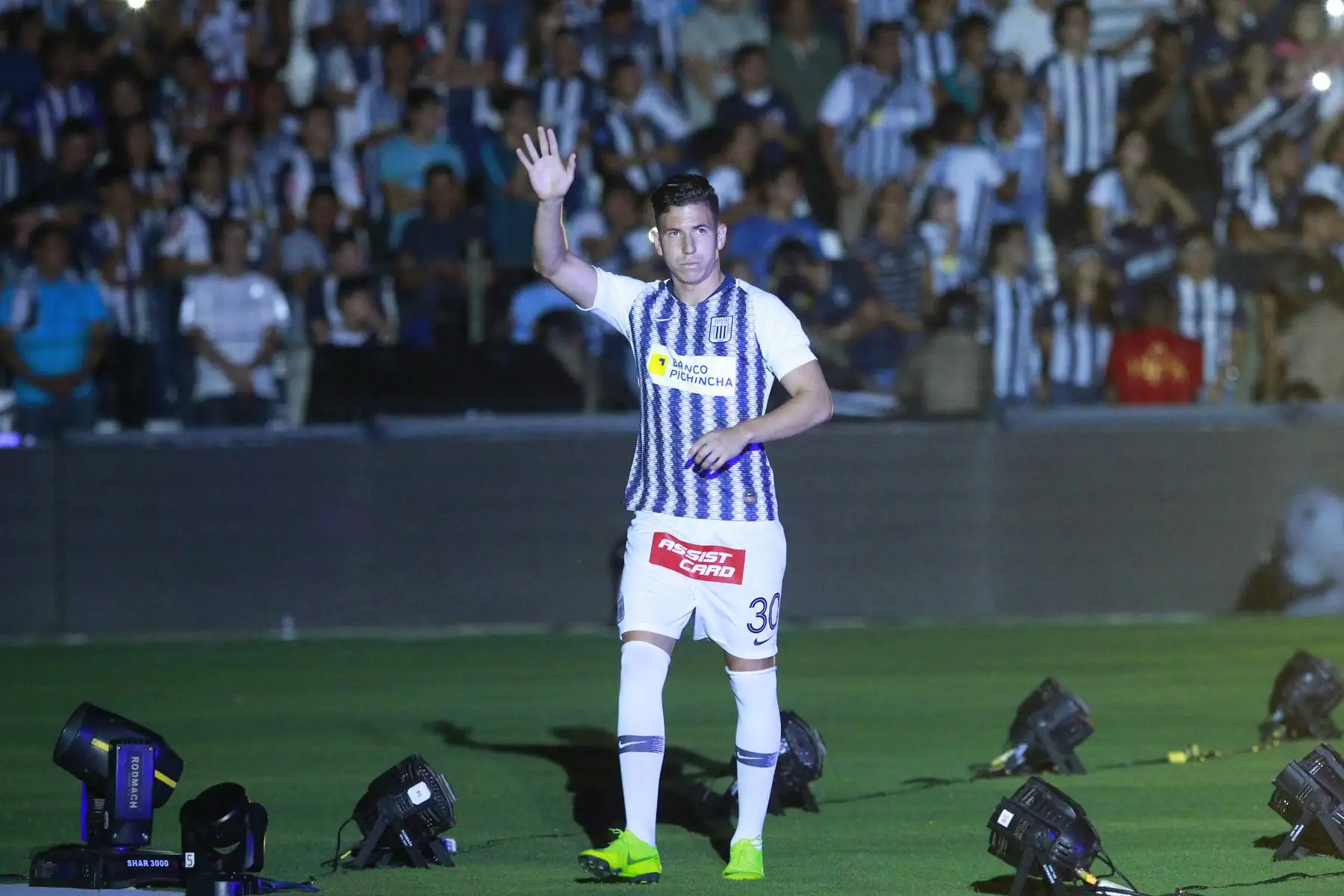 Jugadores y cuerpo técnico  de Alianza Lima se presentan  en la Noche Blanquiazul.. Foto: ANDINA/Eddy Ramos.