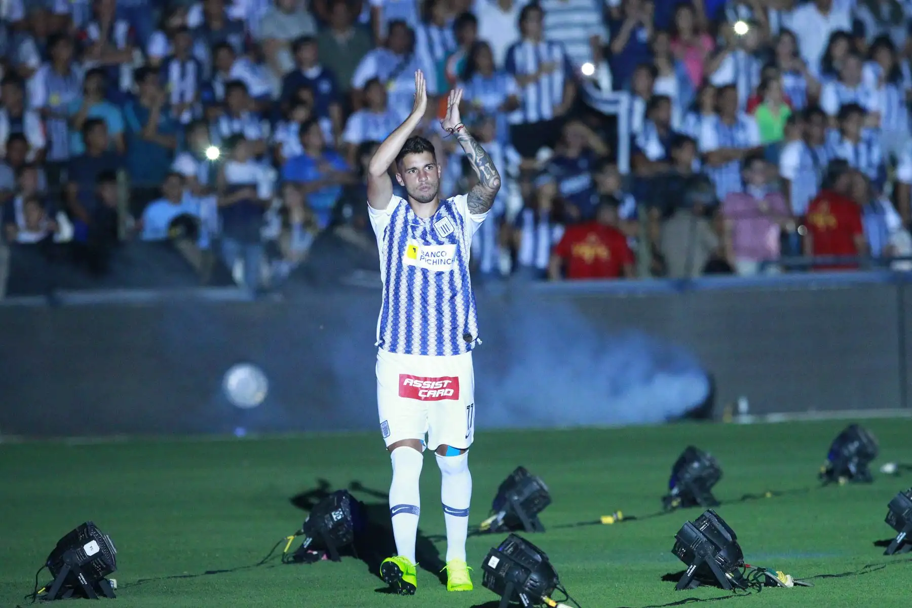 Jugador  de Alianza Lima, Wilder Cartagena  se presenta  en la Noche Blanquiazul.. Foto: ANDINA/Eddy Ramos.