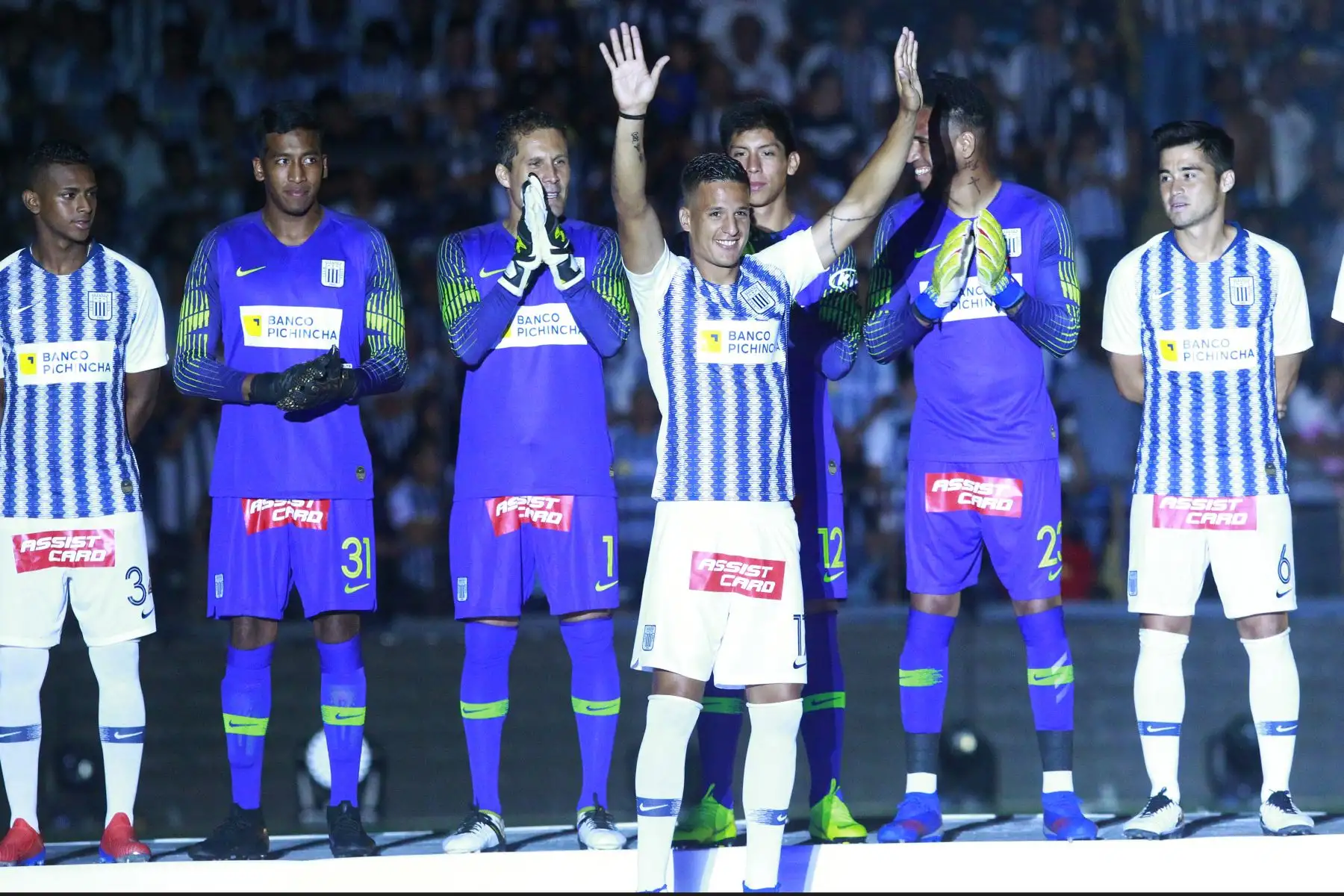 Alianza Lima presenta a jugadores para la temporada 2019 en la llamada "Noche Blanquiazul". Foto: ANDINA/Eddy Ramos.