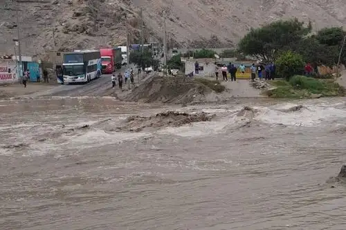 Un nuevo huaico afecta a la Panamericana Sur en Camaná, en Arequipa.