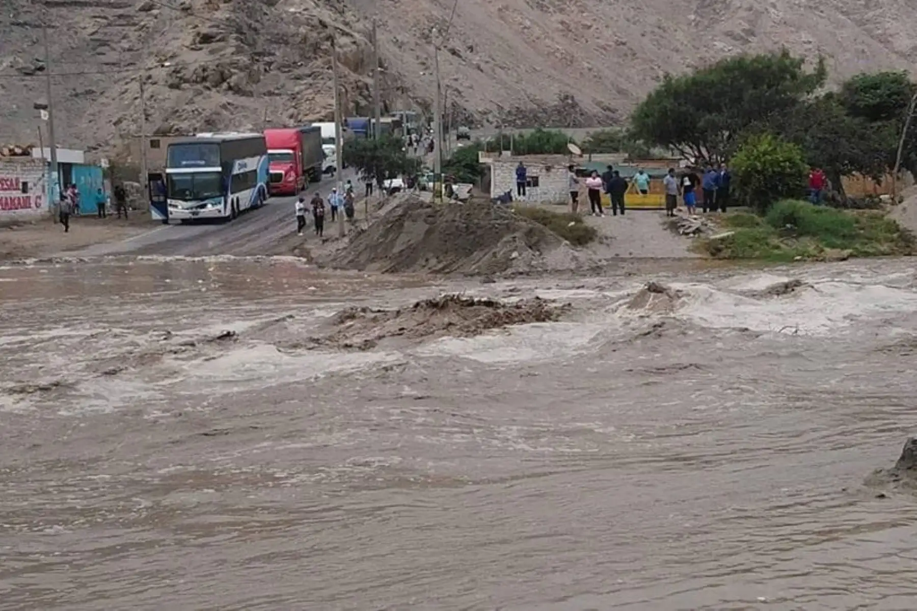 Un nuevo huaico afecta a la Panamericana Sur en Camaná, en Arequipa.