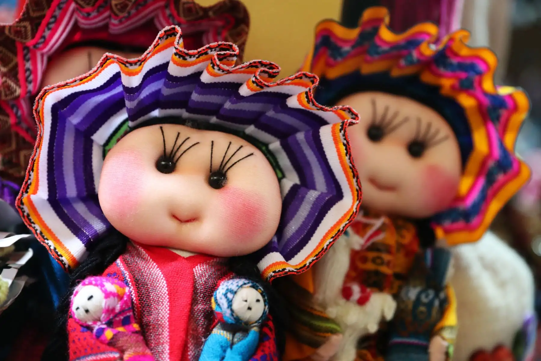 Muñecas representativas de la sierra peruana se venden en el mercado de artesanias de Ayacucho. Foto: ANDINA/Melina Mejía