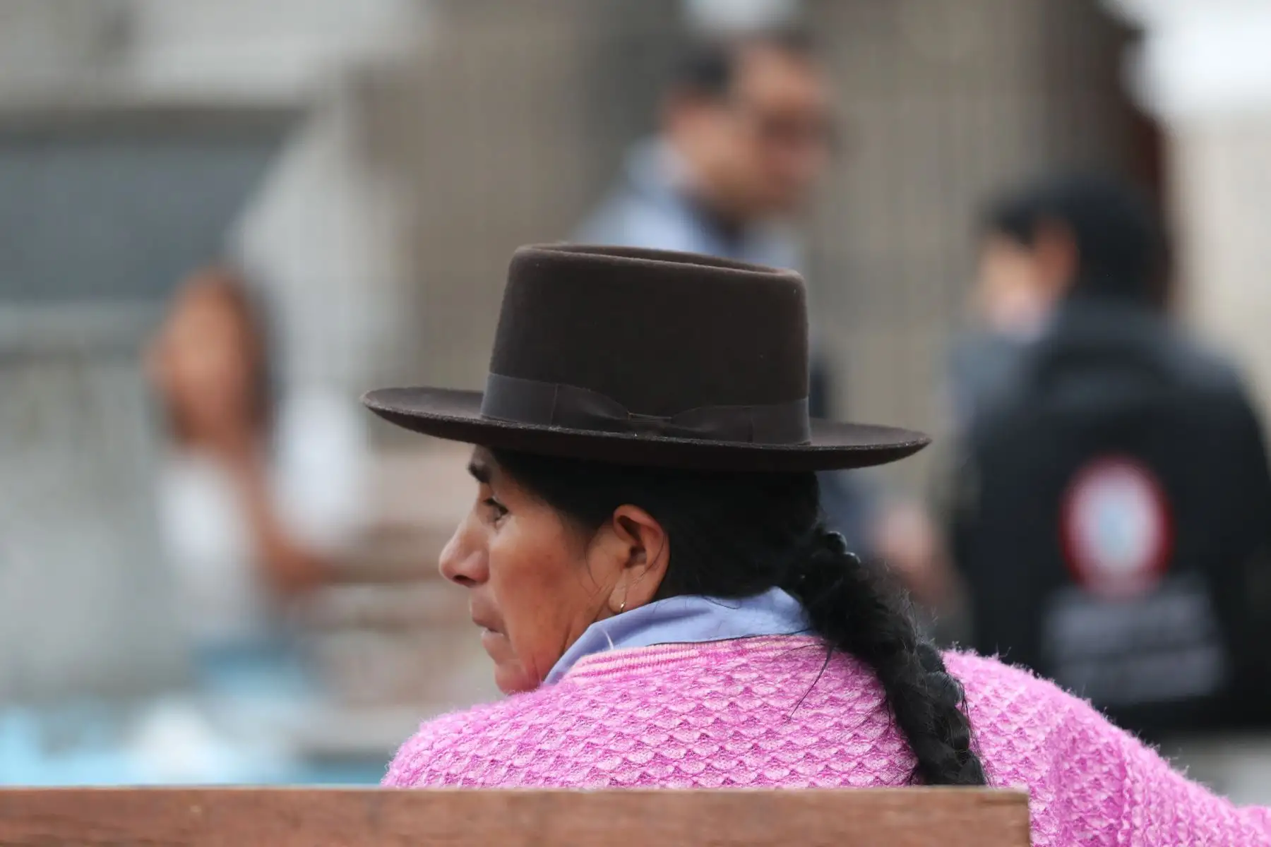 Mujer descansa en una banca de una plaza en Ayacucho. Foto: ANDINA/Melina Mejía