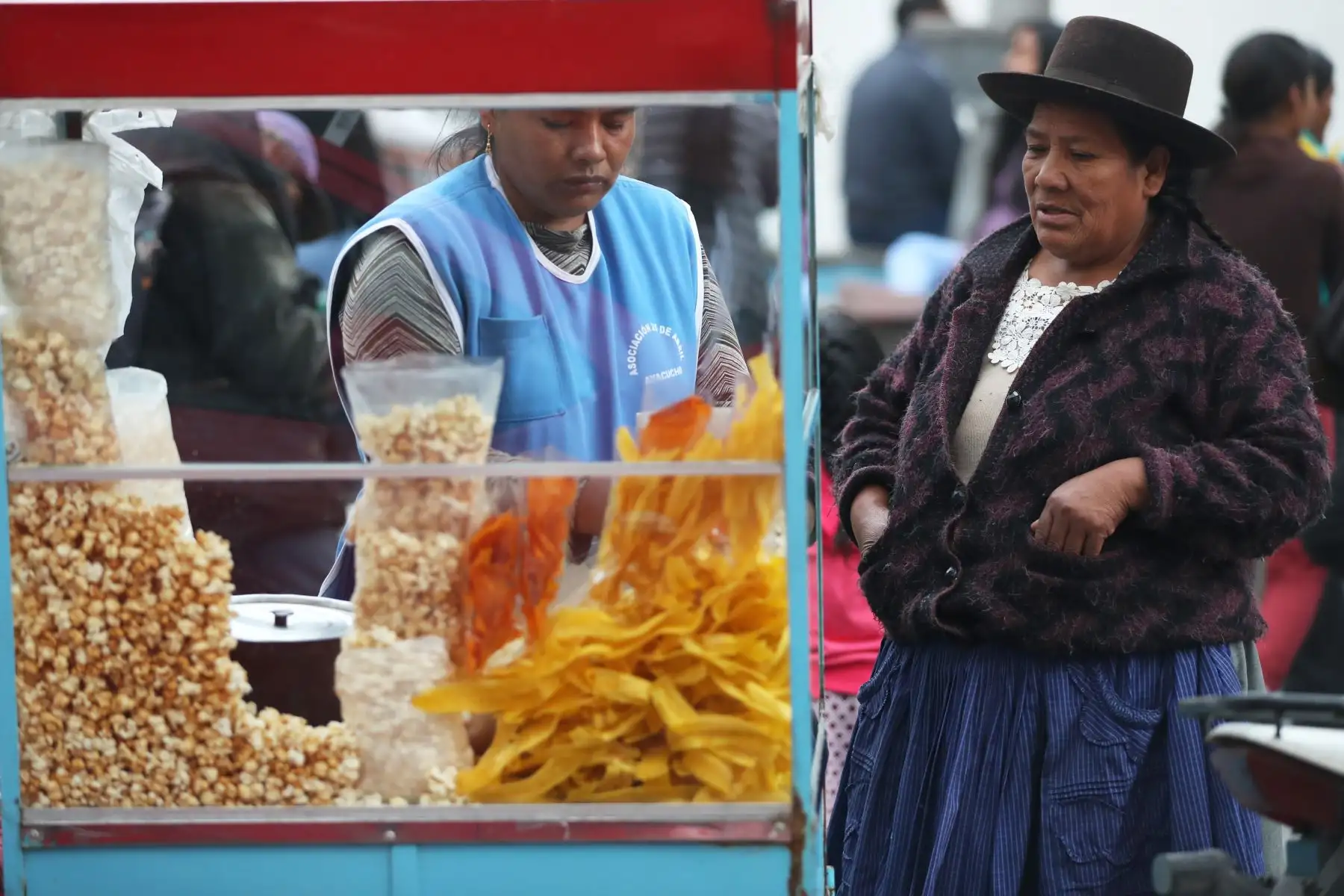 Vendedora de cancha en las calles de Ayacucho. Foto: ANDINA/Melina Mejía