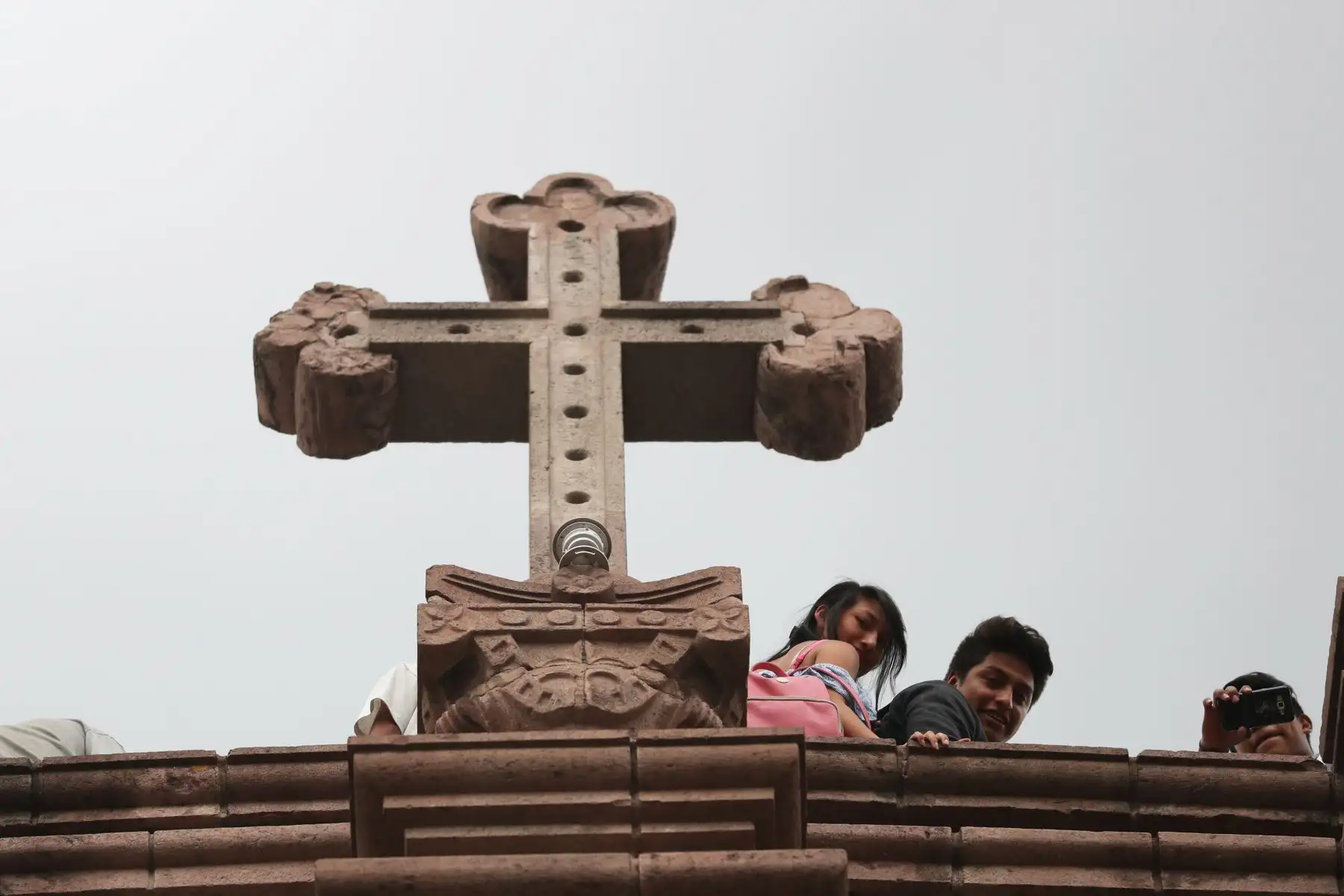 Visitantes en el techo de la catedral de Ayacucho. Foto: ANDINA/Melina Mejía