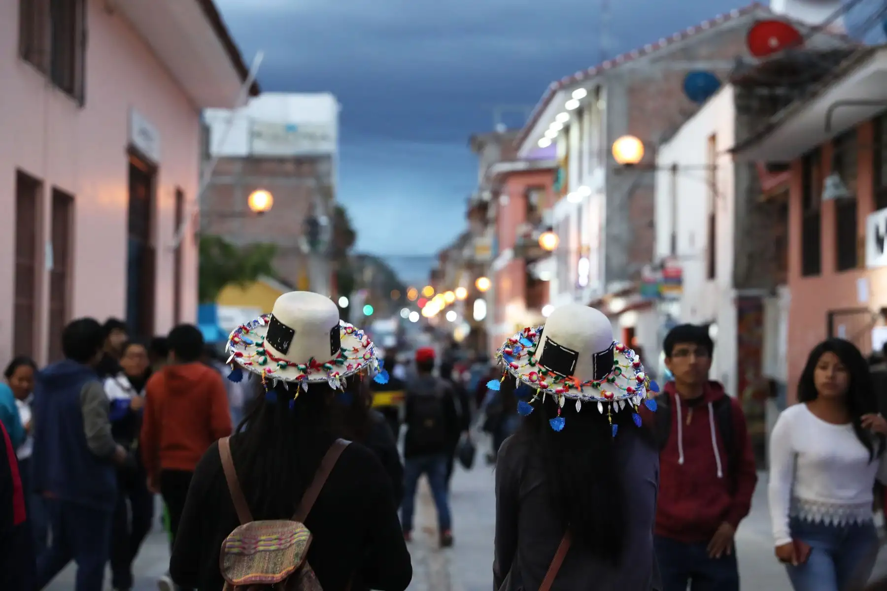 Jóvenes lucen sombreros típicos mientras pasean por las calles de Huamanga en Ayacucho. Foto: ANDINA/Melina Mejía