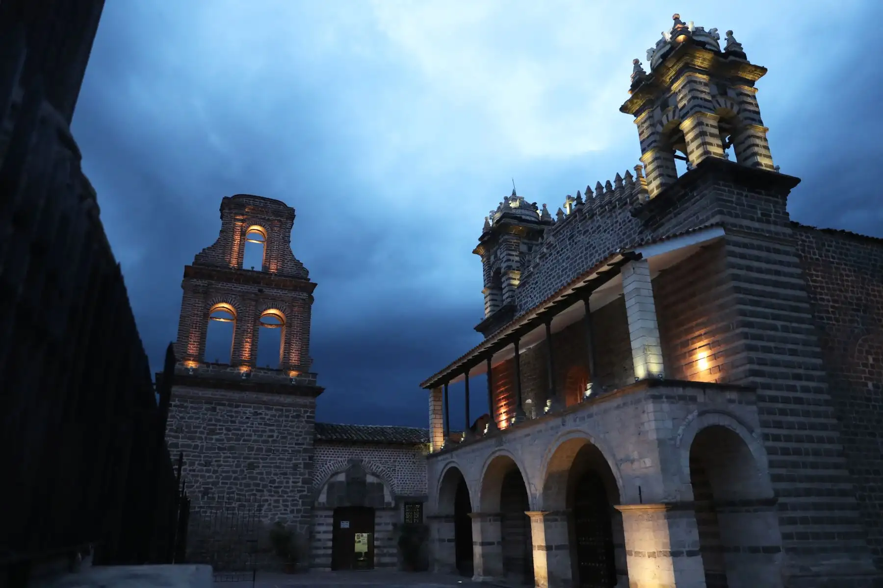 Templo de Santo Domingo iluminado al caer la noche. Foto: ANDINA/Melina Mejía