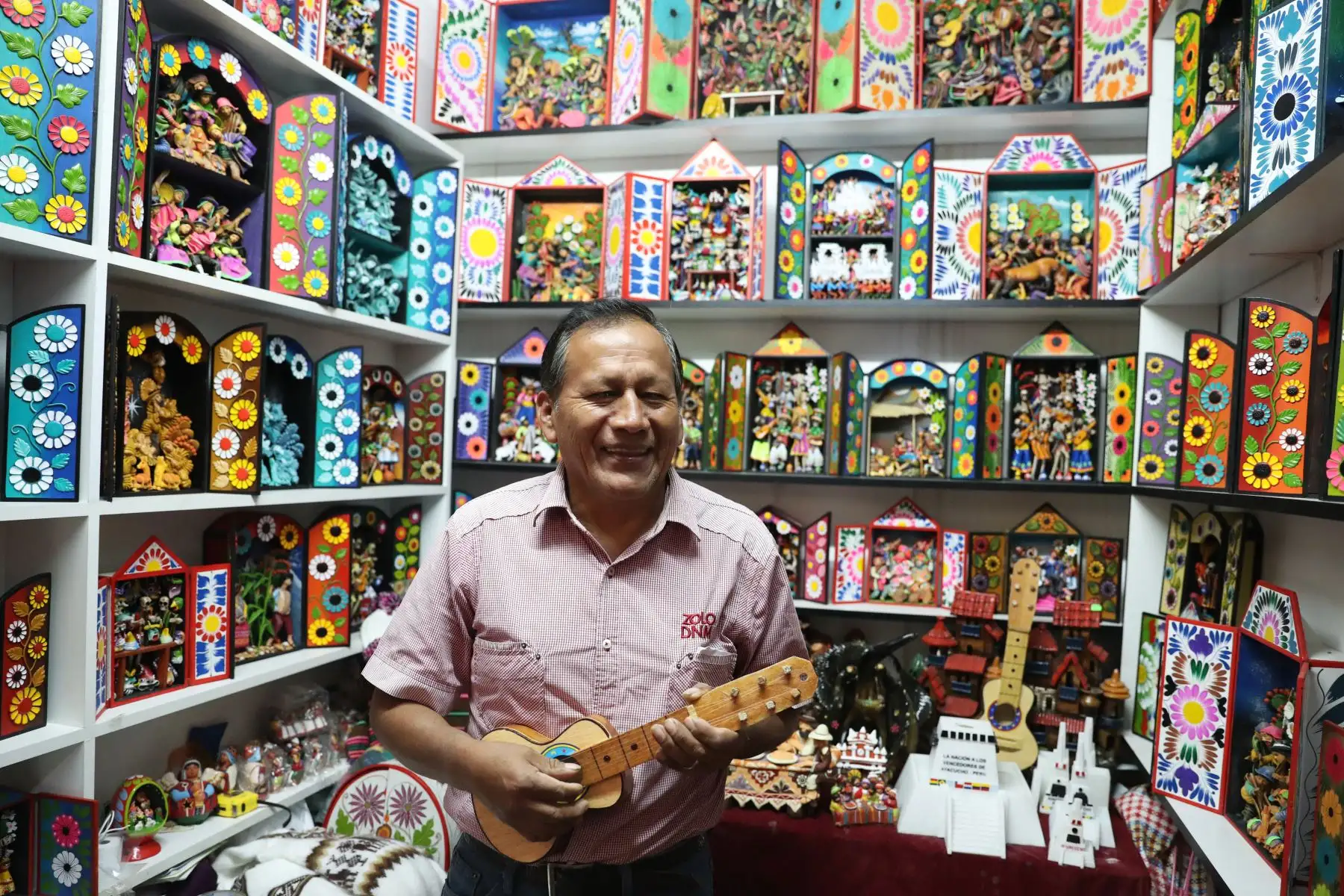 Artesano ayacuchano en su puesto del Mercado de artesanías de Ayacucho. Foto: ANDINA/Melina Mejía