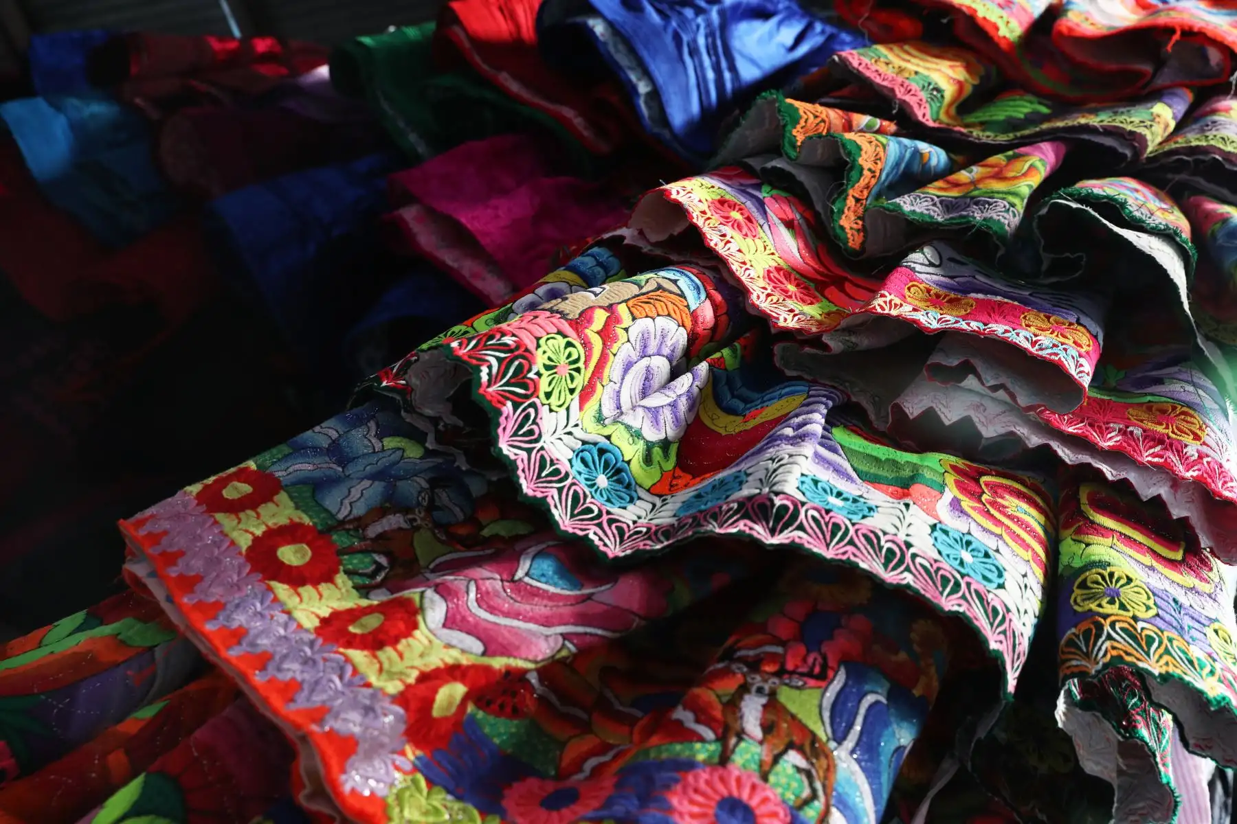 Las hermosas polleras con tejidos típicos de la región se venden en el mercado de Huamanga en Ayacucho. Foto: ANDINA/Melina Mejía