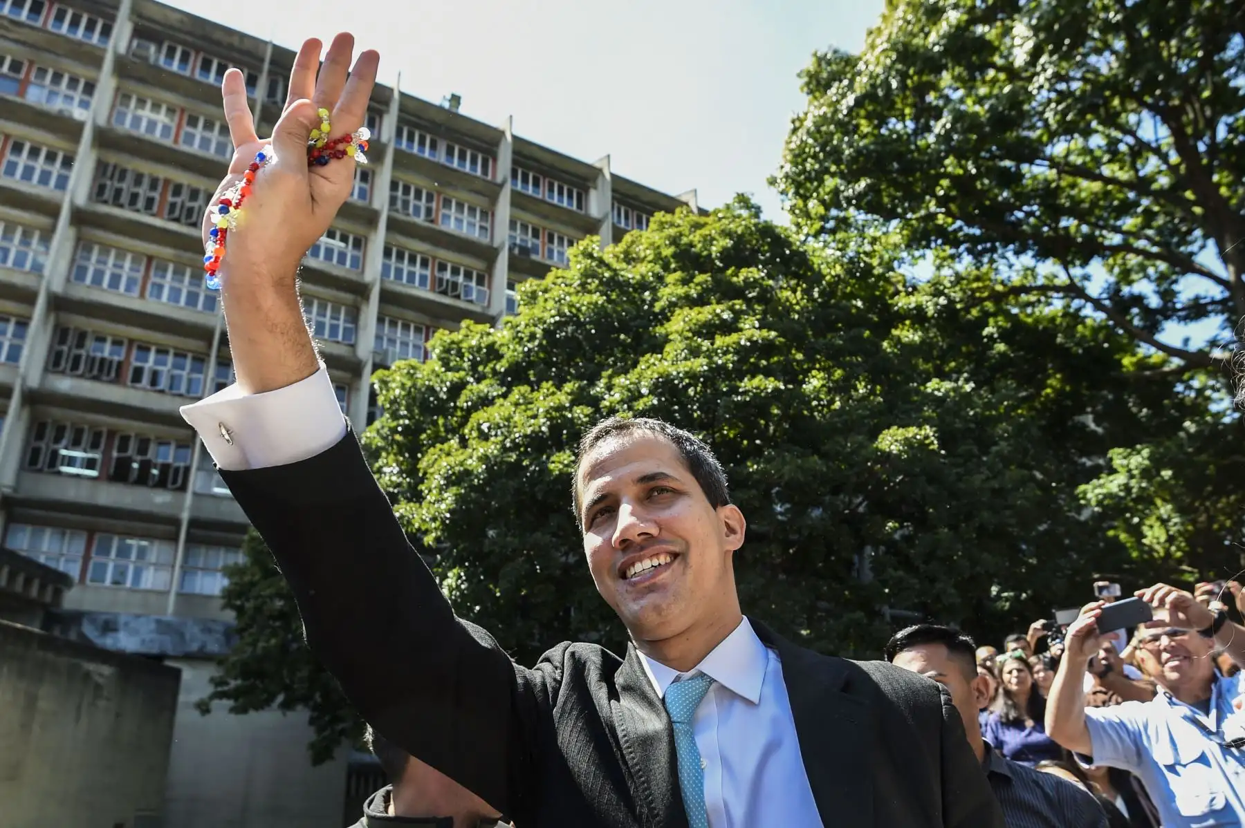 El líder de la oposición y el autoproclamado "presidente interino" Juan Guaido, llega a la Universidad Central de Venezuela (UCV) en Caracas para presentar el plan de su gobierno. AFP
