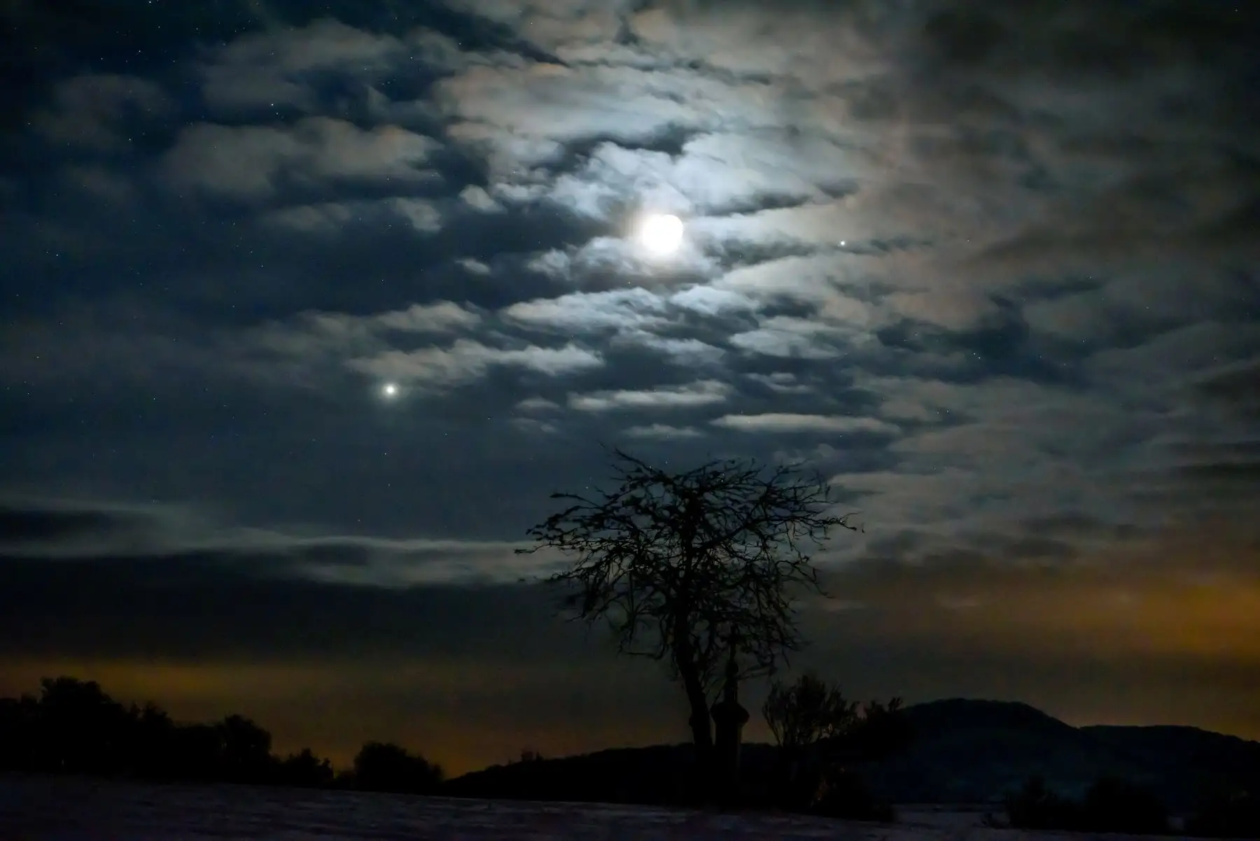 Vista de Venus (izq), la Luna y Júpiter  en la madrugada de este jueves cerca de Salgotarjan (HungrÌa). EFE