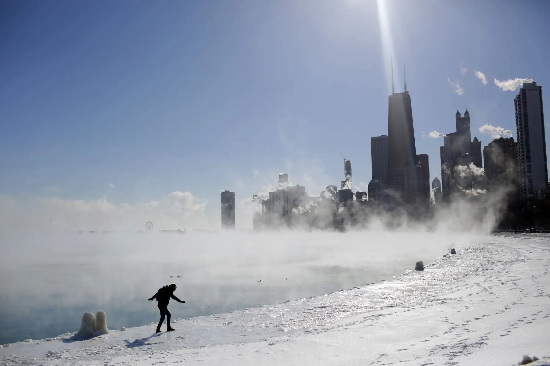 Marius Radoi mantiene el equilibrio mientras camina en el borde de la línea de costa del lago Michigan cuando las temperaturas bajaron a -20 grados F (-29 ° C) en Chicago, Illinois. Foto: AFP