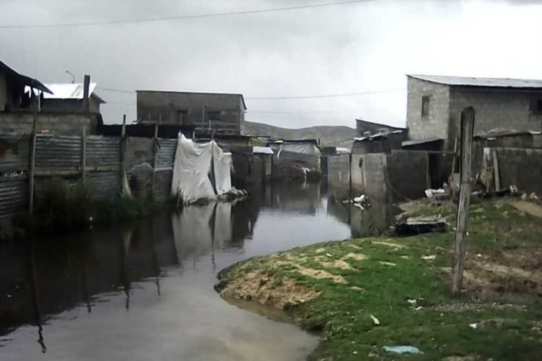 El desborde del río San Juan, en el distrito pasqueño de Simón Bolívar, debido al incremento de su cauce por el aporte de las lluvias, inundó más de 30 casas en las comunidades de San Antonio de Rancas y Yurajhuanca.