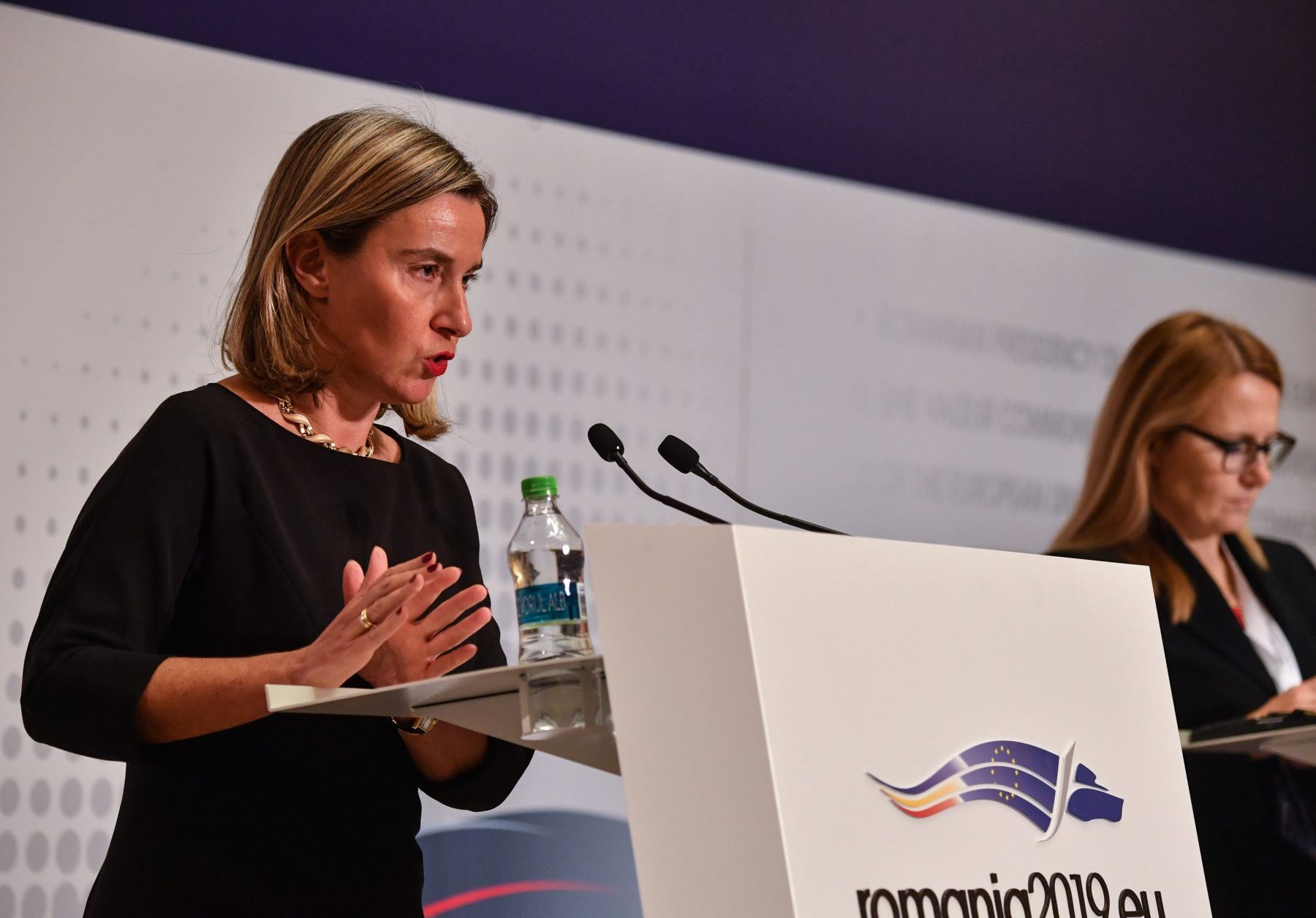 La jefa de la diplomacia europea, Federica Mogherini, durante la reunión en Bucarest Foto: AFP