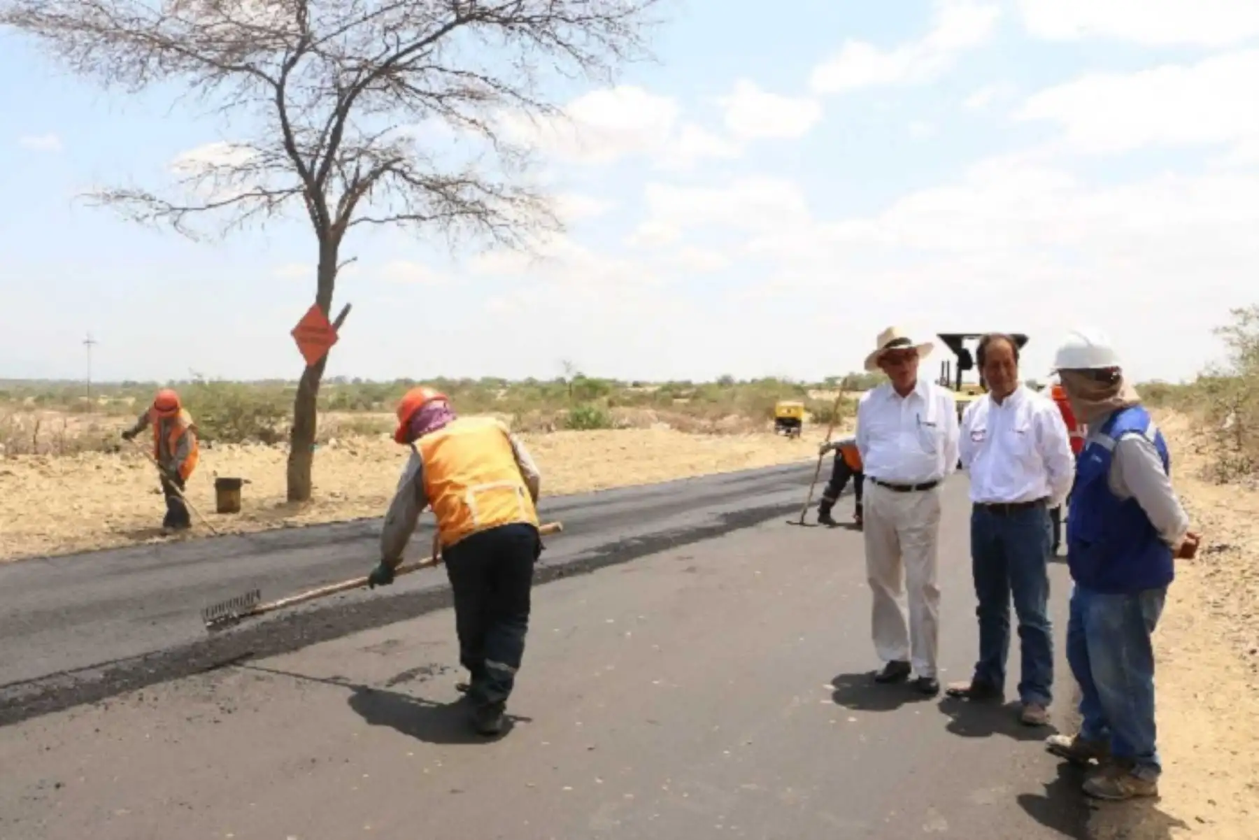 El Ejecutivo formalizó, a pedido de la Autoridad para la Reconstrucción con Cambios (ARCC), la transferencia de más de mil millones de soles a los presupuestos de diversas entidades del Gobierno Nacional, gobiernos regionales y gobiernos locales para continuar las obras de reconstrucción en trece regiones del país.