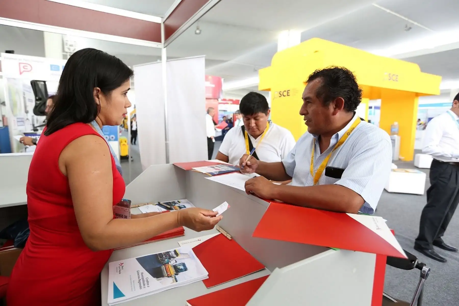 Alcaldes reciben asesoramiento de servicios del Banco de la Nación. Foto: Cortesía.