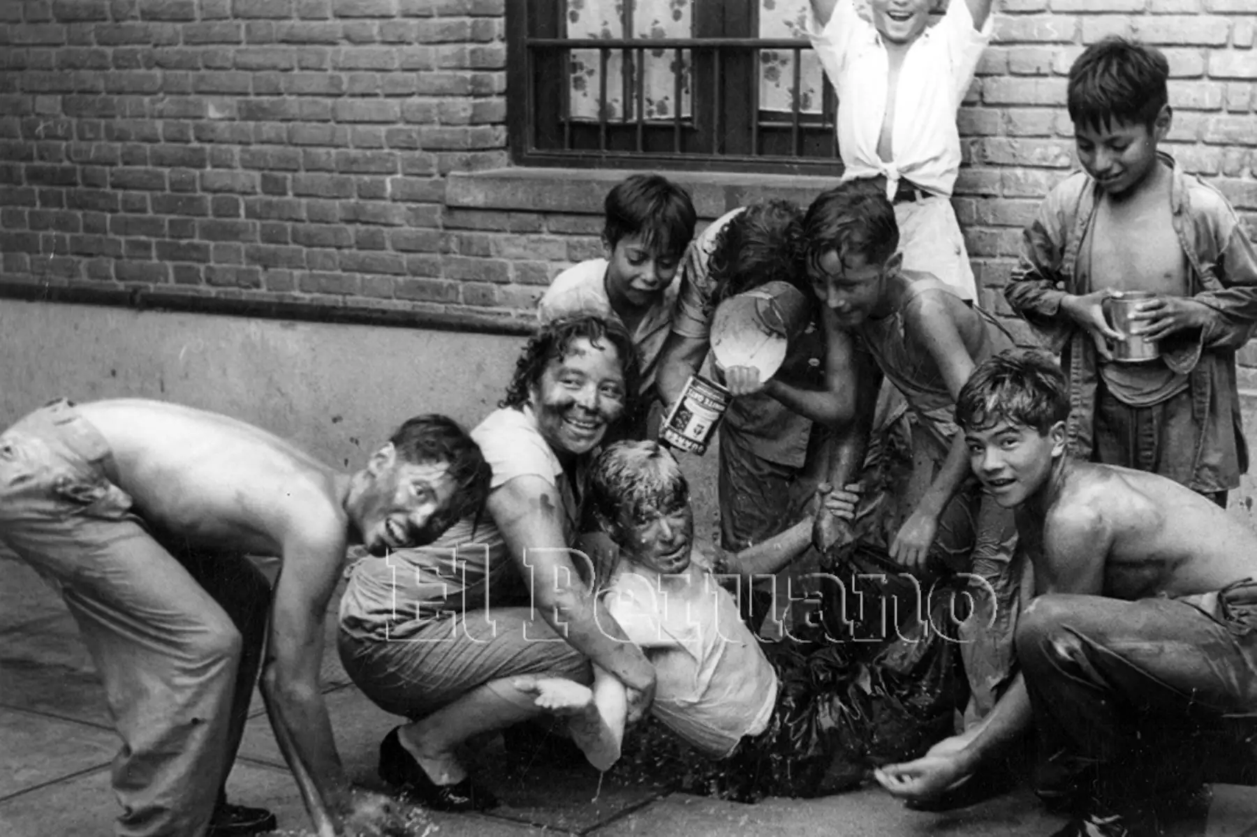 Niños y adultos participan de los juegos de carnaval en una barriada de la capital (1962). Foto: Archivo Histórico de EL PERUANO